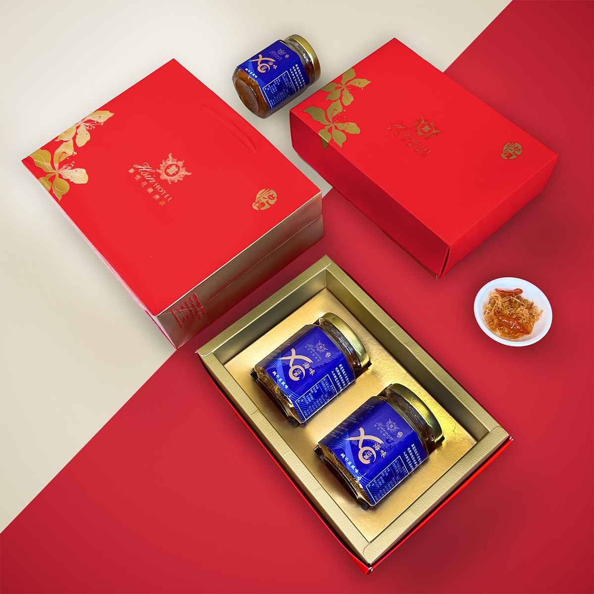 嚴選上等乾干貝(瑤柱)、蝦米、嘉義有機雞心椒、蒜頭與紅蔥頭等在地食材精心炒製,以純干貝為主角,將海鮮的鮮甜風味發揮到極致。透過細火慢炒,層層堆疊出濃郁醬香與自然甘甜,口感鮮明卻不厚重,呈現更純粹的海味精華。搭配各式料理,都能輕鬆提味,是喜愛海鮮風味饕客不可錯過的經典之選。