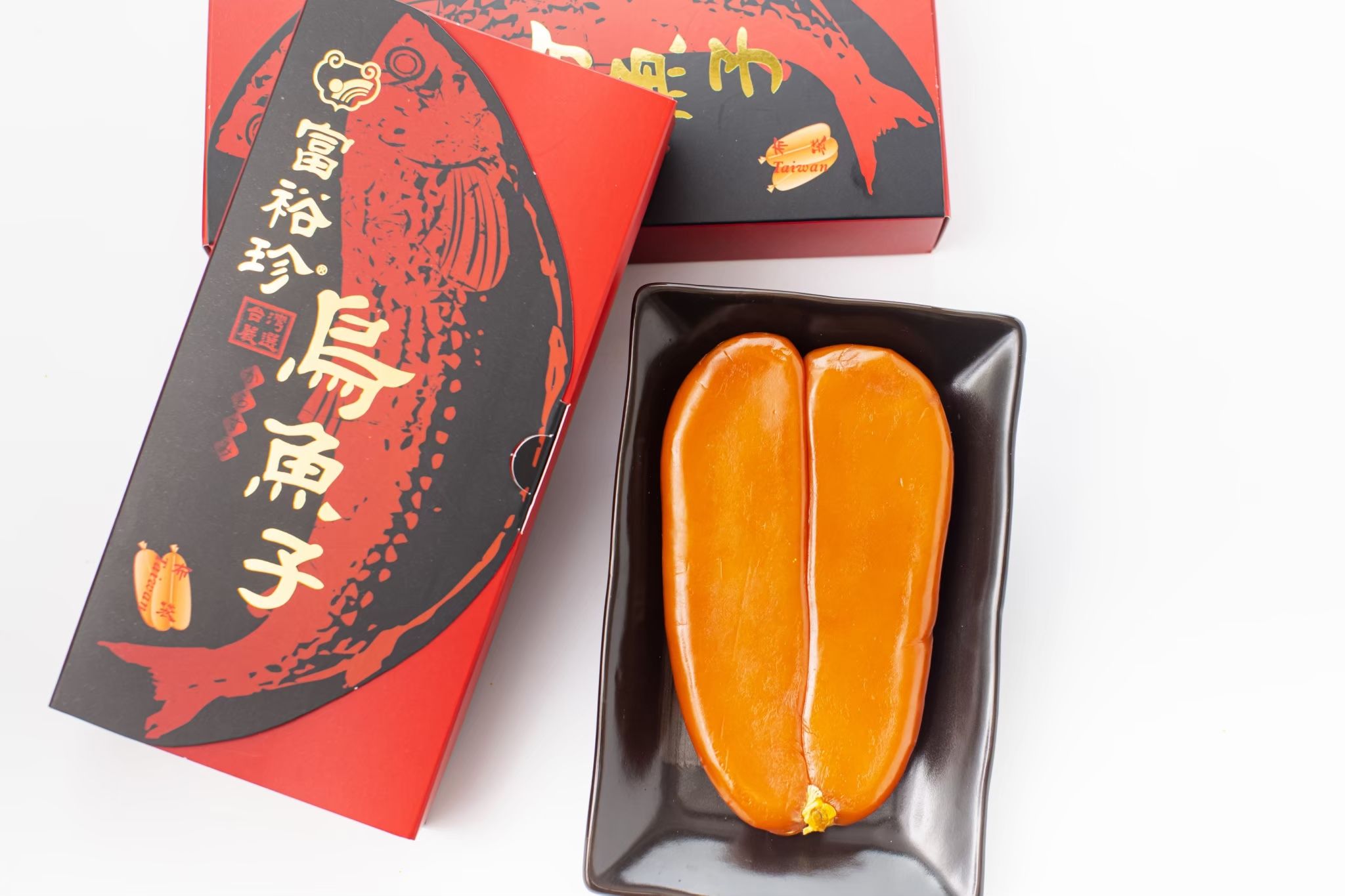 保存方式：
<br />1.非即供即食。
<br />2.須放冷凍-18℃，可保存一年，要食用時取出退冰、加熱調理食用。
<br />料理方式：
<br />1.用58度高梁酒二邊浸泡或擦拭一下即可，可用酒點火烤至二面及側邊焦黃起泡，冷卻後再薄或厚切即可食用。
<br />2.或另有煎法，方法即用高梁酒稍微浸泡或擦拭後，用煎鍋以中小火煎至兩面金黃、起泡即可食用。亦可加點麻油增加風味。
<br />3. 快速料理方法即用炙燒方式，用噴槍直接在烏魚子表面加熱二邊至泛黃起泡，即可食用。
<br />4. 用烤箱以中低溫烘烤2-3分鐘即可。
<br />5.配料以蘿蔔、蘋果、水梨或棗子皆可，以水梨切片或棗子切片夾著吃甜鹹味道中和更絕配。