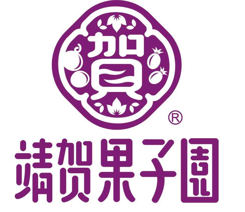 靖賀，2017年成立，三層含意：小苗定植完成，農夫喜悅地「種好」(台)；用心照顧採收「靚好」(台)的果子；恭「敬」的心給予祝「賀」。
<br />本園堅持「健康、無毒」理念，採無農藥栽培方式管理，讓顧客安心享用。