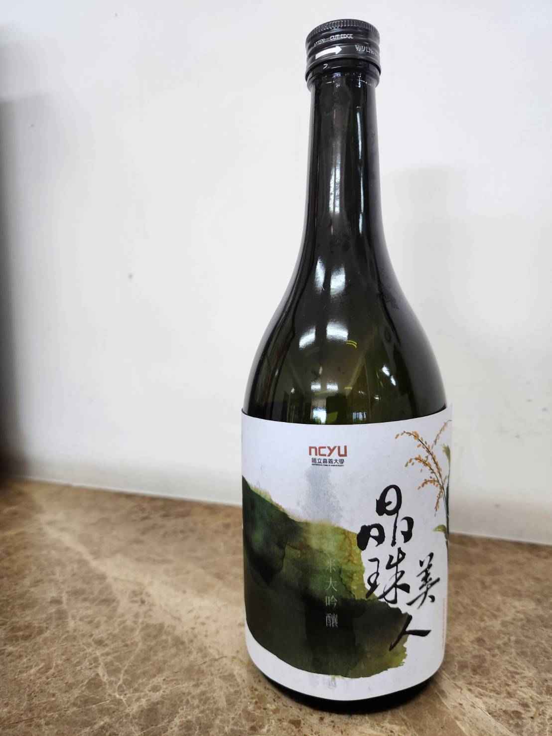 這是選用嘉義大學與台南改良場合作研發的嘉大台南二號-嘉南晶珠米製成的清酒，純米釀製，果香濃郁，酒精度數15%，適合聚餐小酌、送禮的好選擇。
