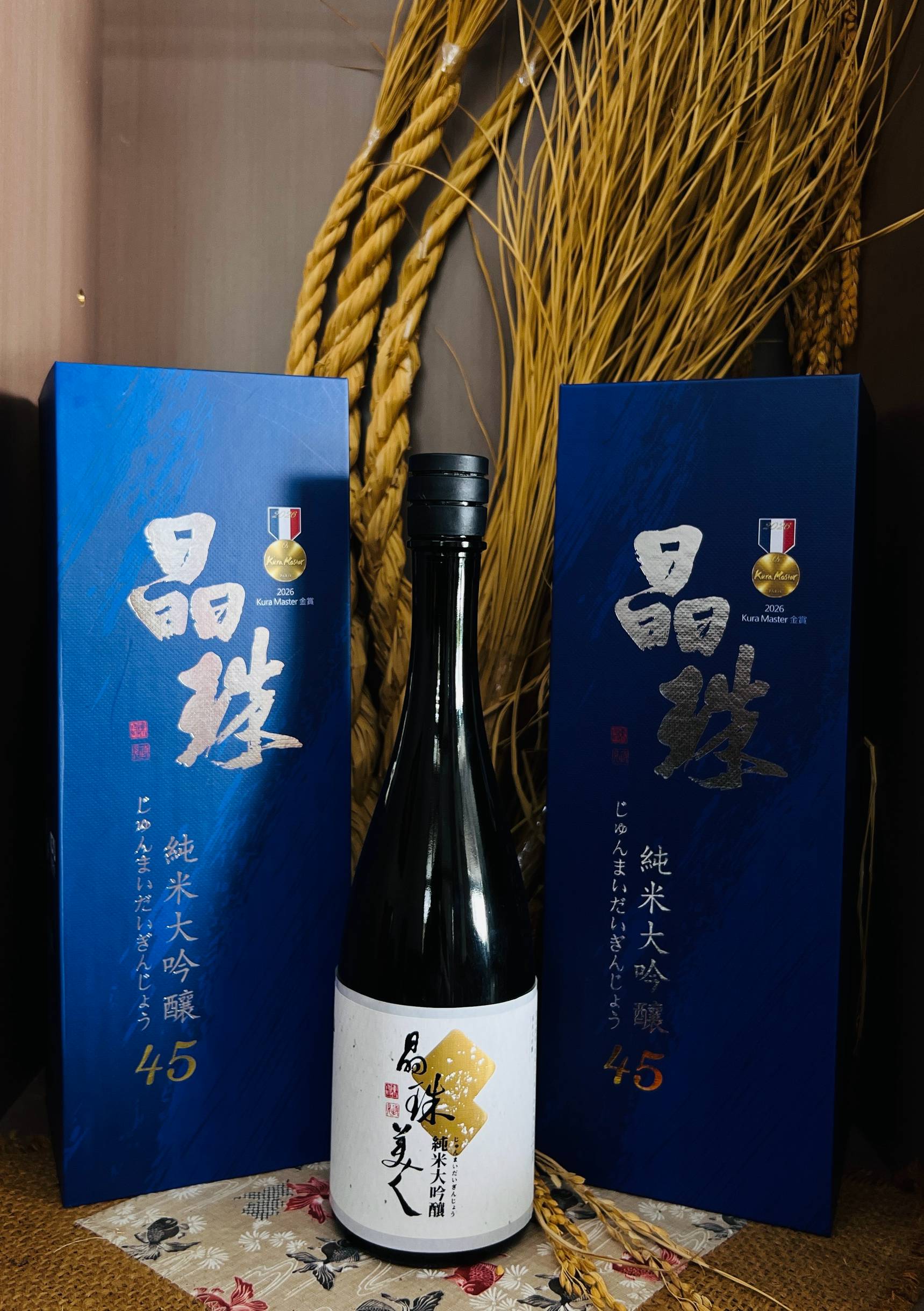 這是選用嘉義大學與台南改良場合作研發的嘉大台南二號-嘉南晶珠米製成的清酒，純米釀製，果香濃郁，酒精度數15%，適合聚餐小酌、送禮的好選擇。