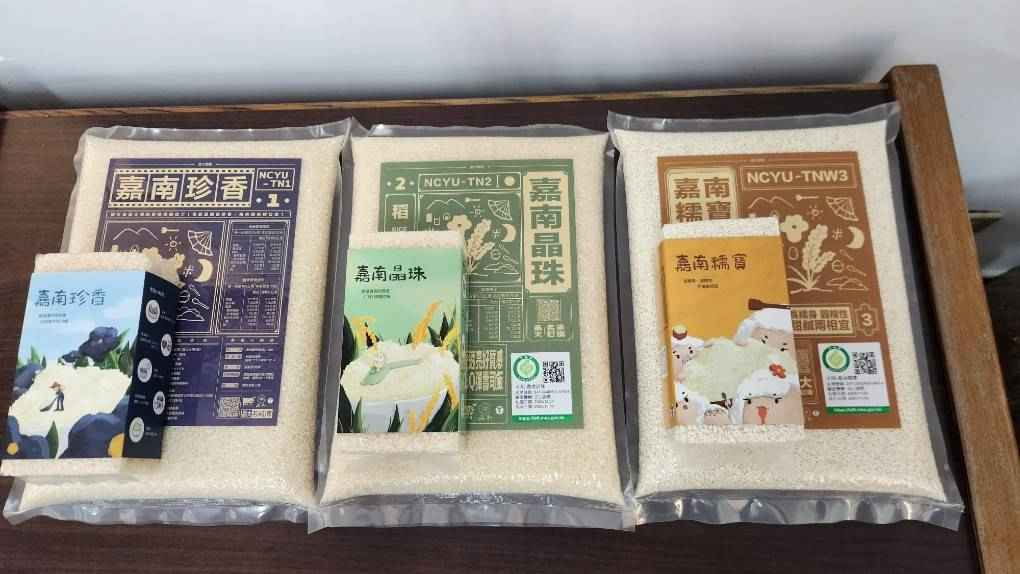 「嘉南珍香」為節水減碳植栽米糧。種植過程少肥、低碳排、節水對環境友善，具有濃郁香米味道，嘉南珍香糙米尤具特色，煮飯前不用事先浸泡、具有濃郁的香氣、食用上沒有一般糙米帶有一層殼的感覺，香氣與風味具獨特性。且全產品皆為通過產銷履歷驗證合格所生產之優質好米。適合喜愛吃炒飯、燉飯、咖哩飯使用。
<br />
<br />除此之外，水的多少是做米飯的秘訣。
<br />硬度和水份，因米而異按照自家的愛好決定加水的程度。
<br />洗  米： 動作輕快掏洗2～3次
<br />用水量： 米與水比例（白米1：1.1糙米1：1.4）
<br />浸  泡： 浸泡30分鐘
<br />炊煮與鬆飯： 煮飯完成後以飯勺翻鬆米飯，續悶10～15分鐘
<br />開  飯： 好吃米飯上桌!