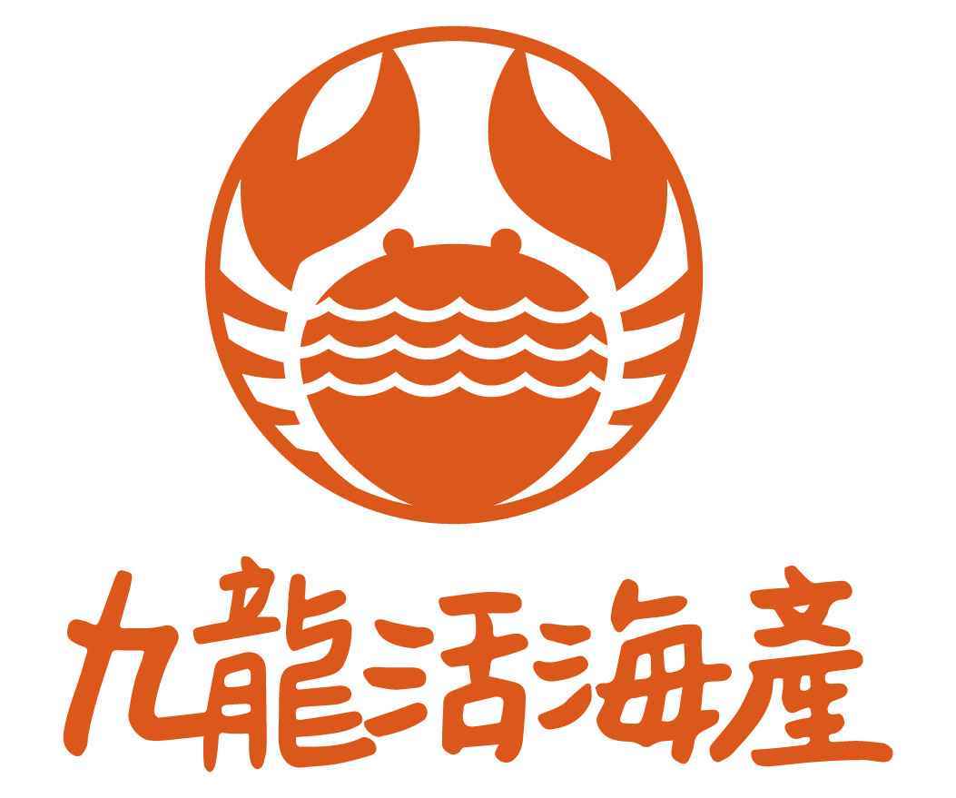 ◆品牌起源：第一代自民國50年代起於嘉義縣布袋鎮新塭從事本土螃蟹養殖及本土螃蟹買賣大盤商，第二代於民國70年創立「九龍活海產」並接手本土螃蟹的本業及沙蝦水產業，因期間本土螃蟹養殖戶極多且盛產，二代於民國90年開始轉型主攻本土及進口螃蟹買賣大盤商 ，第三代於民國105年從保險金融業返鄉接手家傳的水產業，開始熟食螃蟹之路並搭配現代人的消費習慣及口味，堅持新鮮料理不添加防腐劑、人工甘味，兼顧食品安全並採用真空包裝與急速冷凍保留食物原本的風味，讓消費者吃得到健康與海鮮的鮮甜美味。<br />◆產品優勢：本土螃蟹產地直送，五十餘年的經驗累積出專業。對品質的堅持，把新鮮產品交至您手中是我們的責任。<br />◆品質承諾：給消費者的產品是最新鮮的，堅持新鮮烹飪，把最天然原始的味道保留在螃蟹內，讓消費者吃得安心與健康。把美味既健康的產品交至消費者手中！<br />◆品牌願景：希望熟食螃蟹的接受度能大增，未來趨勢能走上料理包之路。