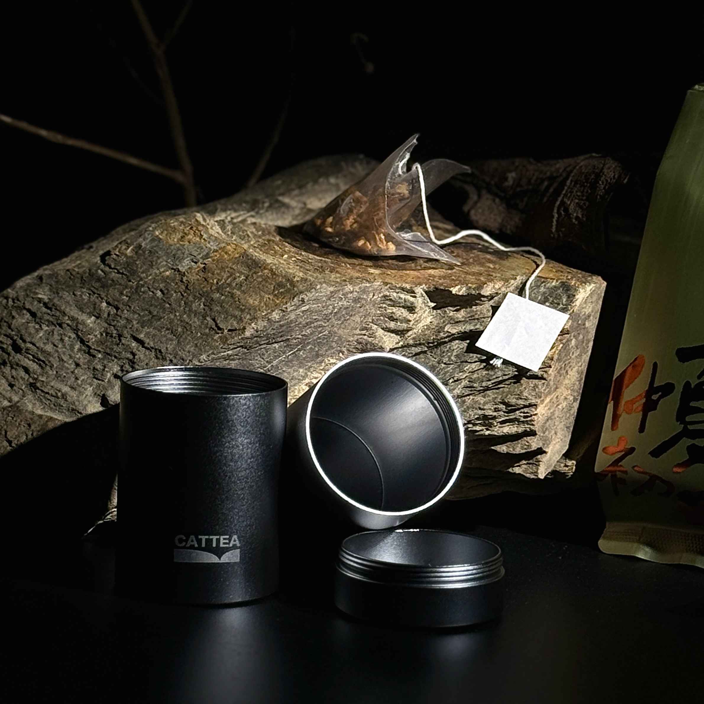 嘉嶼 CATTEA®《夏·雪》阿里山花果茶典藏禮盒，內含兩款品牌經典茶品與限量品牌旅行茶罐，。一次擁有 No.7 仲夏初日（鳳梨阿里山紅茶）的熱帶果香，與 No.21 小雪之戀（柳丁阿里山紅茶）的冬季清甜。嚴選產銷履歷阿里山茶與友善耕作花草果茶，無香精、無化學添加 ✸ 內含外交部選購贈禮花果茶品