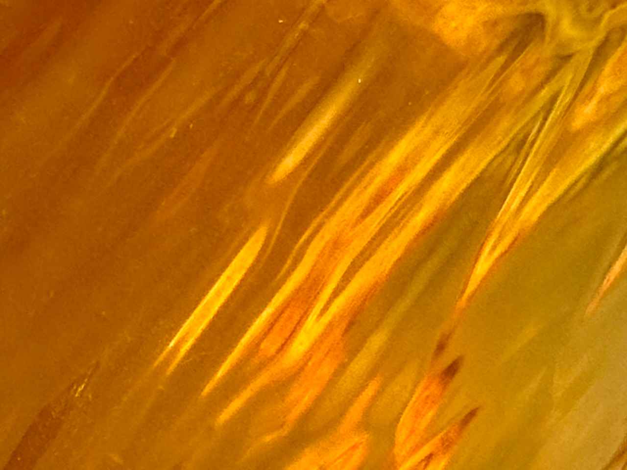 嘉嶼 CATTEA® №3《小雪之戀》以嘉義竹崎老欉柳丁與阿里山高山紅茶為主角，獻上冬日暖陽與山林茶韻的深情對話。選用產銷履歷手採阿里山高山茶葉，融合紅烏龍式慢火焙香工藝，搭配臺東洛神花與臺灣甜菊，堆疊出柑橘、青梅、蔗糖、佛手柑等多層次風味，口感溫潤甘醇，無糖、無香料、無香精。✸ 五星級飯店、米其林餐廳選用花果茶品牌