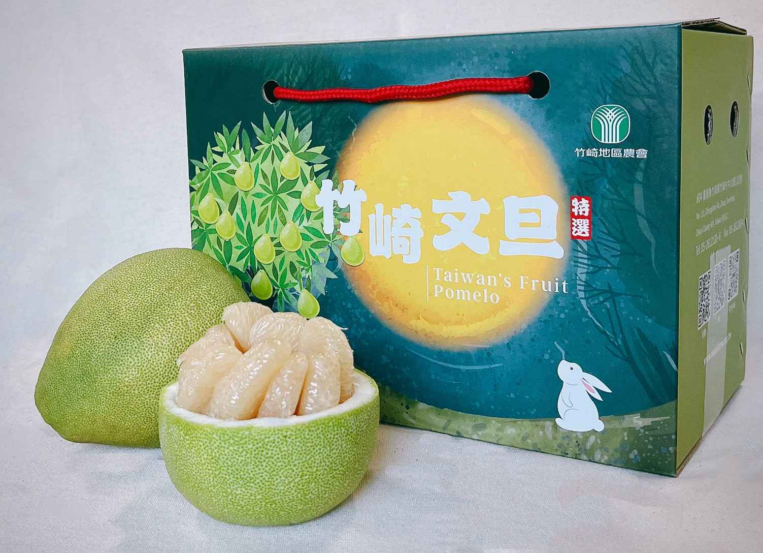 【竹崎文旦柚｜產品特色】<br /><br />來自嘉義竹崎，依傍大阿里山山脈的自然環境，孕育出香氣清新、果肉細緻的優質文旦柚。<br /><br />嚴選當季成熟果實，外型飽滿、果皮翠綠，剝開後散發淡淡柚香，果肉細嫩多汁，入口清甜爽口，吃起來清爽不膩。<br /><br />✔ 竹崎在地產地直送<br />✔ 果實飽滿，果肉細緻<br />✔ 清新柚香，香甜順口<br />✔ 多汁爽口，適合飯後享用<br />✔ 中秋送禮、自家品嚐都適合<br /><br />一年一度的文旦產季，把竹崎最香甜的柚子帶回家！