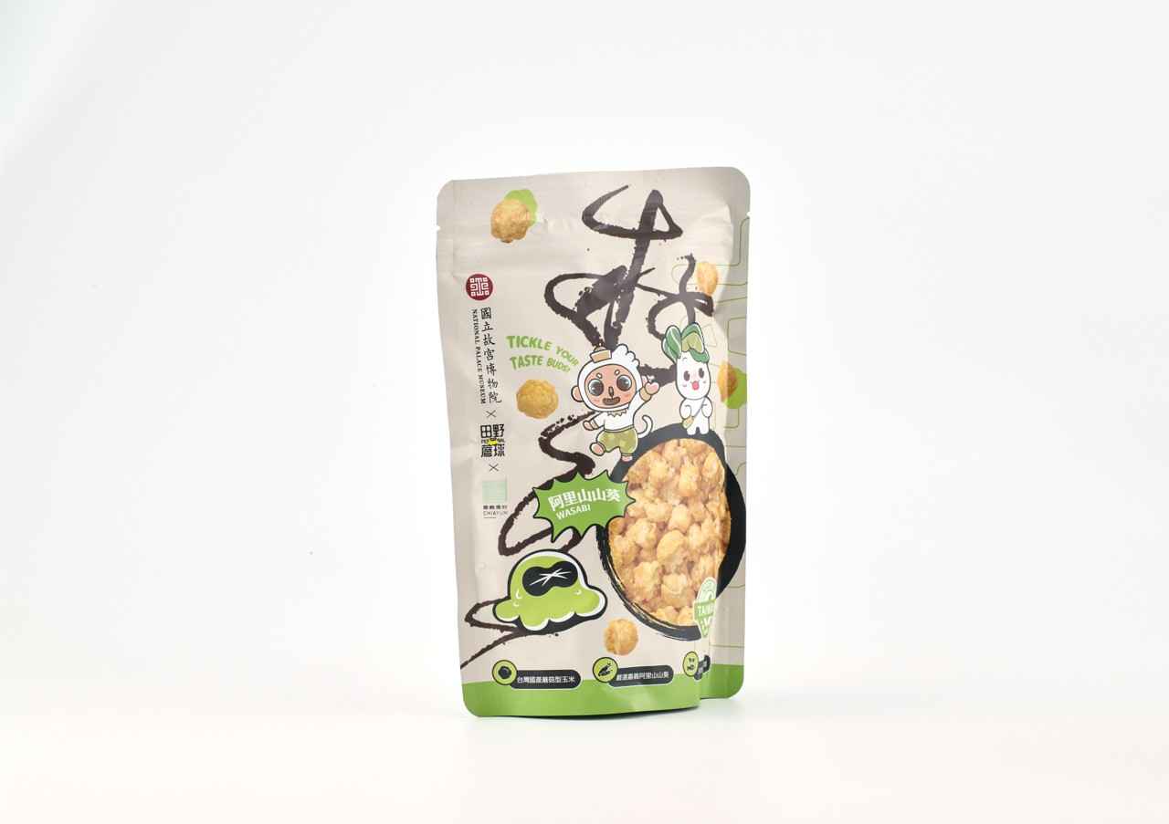 國立故宮博物院 × 嘉義優鮮 聯名限定<br />當文化典藏遇上山林辛香——<br />選用嘉義縣義竹鄉天然、非基因改造的蘑菇型爆裂玉米粒，加入阿里山山葵的清辣香氣。爽口的嗆味在玉米香中迸發，鹹香、辣香、田野香層層交織，創造出最具嘉義風土特色的獨特風味。