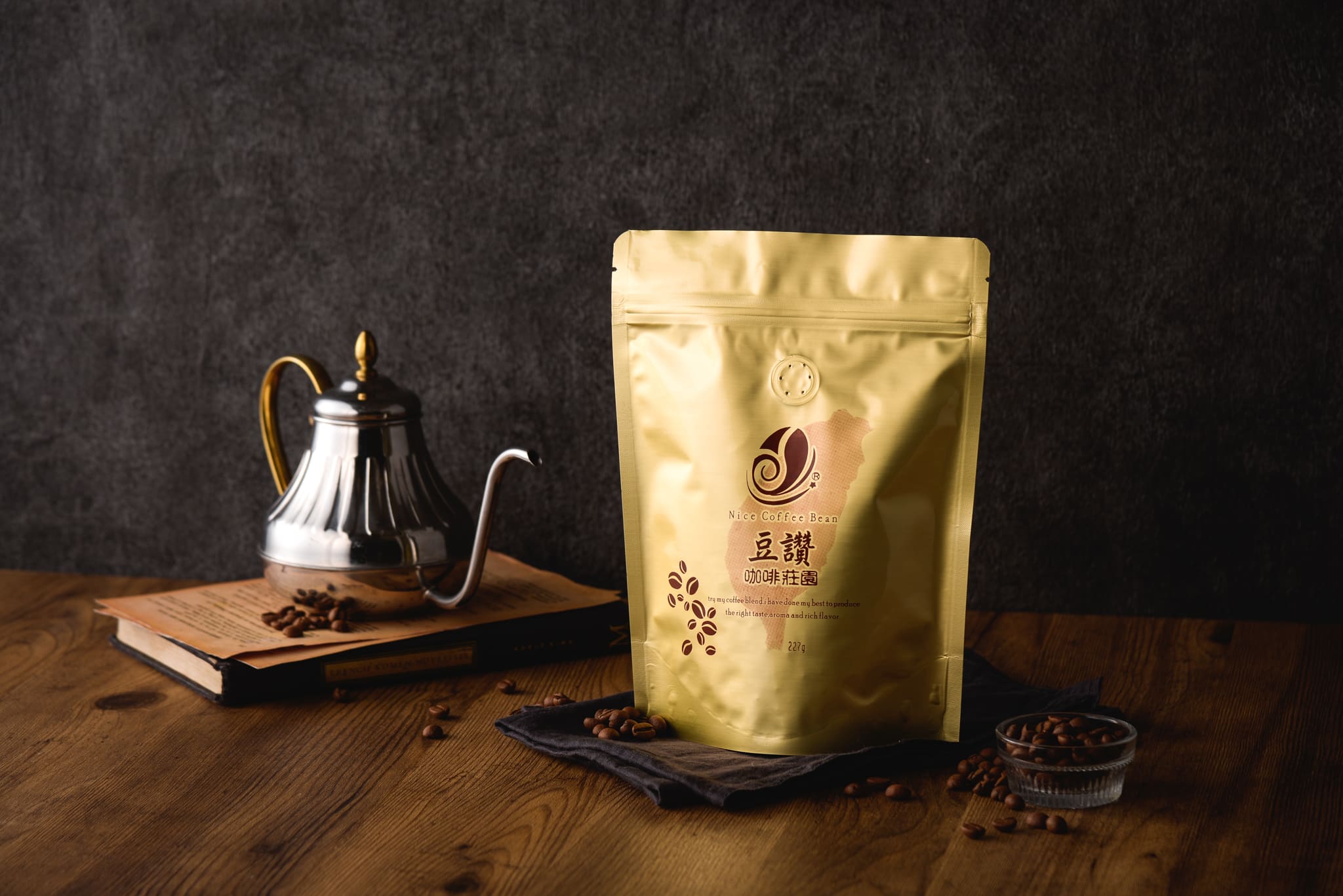 我們堅持自然農法『友善耕作』，
<br />園區不使用任何藥劑化肥，
<br />咖啡豆採用直火中焙，
<br />香氣佳，圓潤回甘，
<br />也不會有重烘的燥味。
<br />堅持手工挑豆，新鮮烘焙，
<br />將在地的風味，以最自然健康的方式，
<br />呈現給大家。
<br />
<br />【水洗咖啡豆】
<br />咖啡採摘去皮之後，在山泉水中發酵12～24小時，再將果肉果膠去除乾淨。
<br />呈現的香氣純粹、溫暖而乾淨，口感圓潤，風味平衡柔順，喝完後餘香仍能在口中縈繞許久。