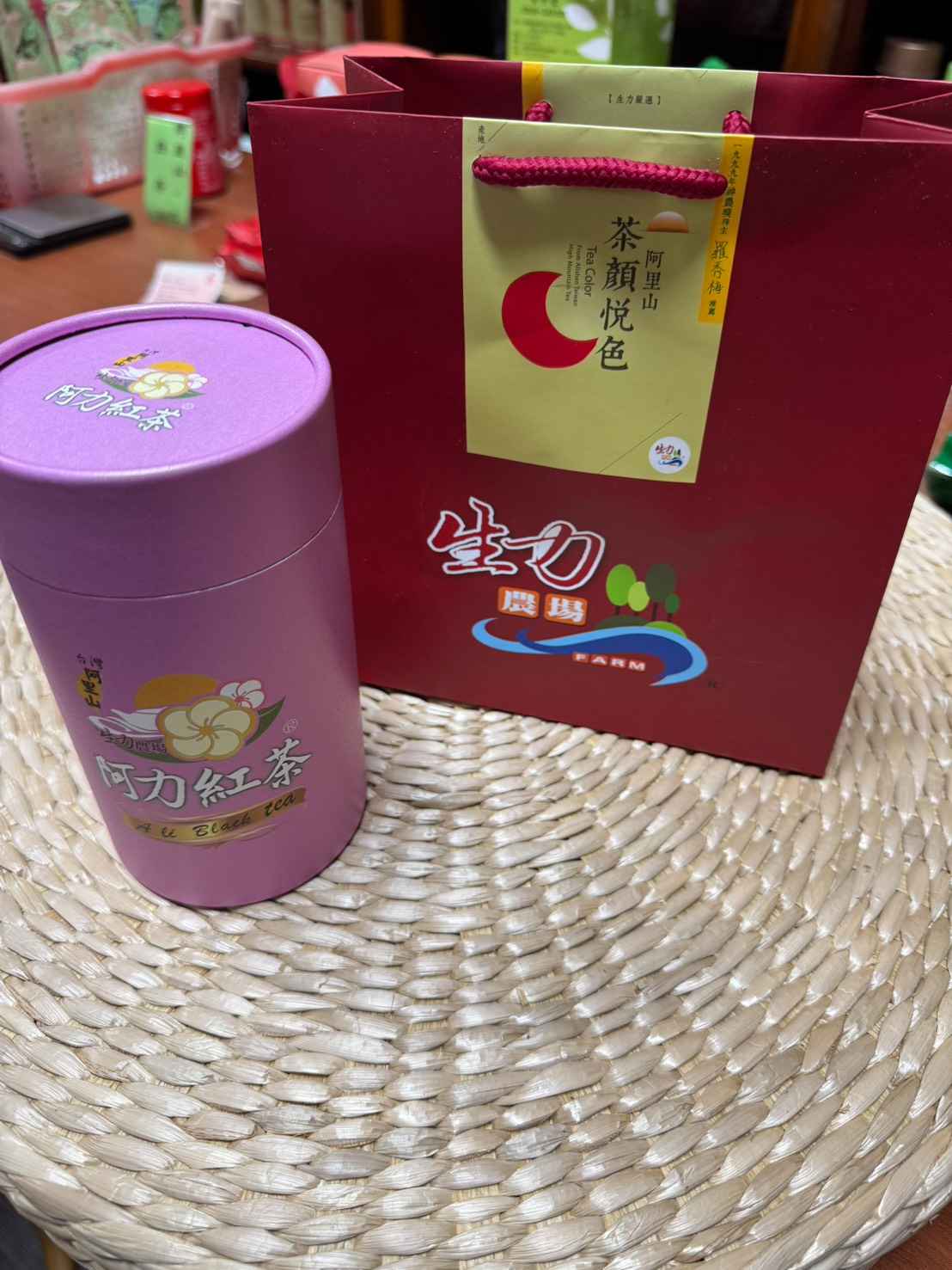 品名：阿里山紅茶
<br />茶種：小葉種軟枝烏龍
<br />產地；台灣阿里山海拔1250公尺以上
<br />烘焙度：輕
<br />香氣：熟果香、蜂蜜香、龍眼乾香
<br />風味：甘甜喉韻、厚實芬芳