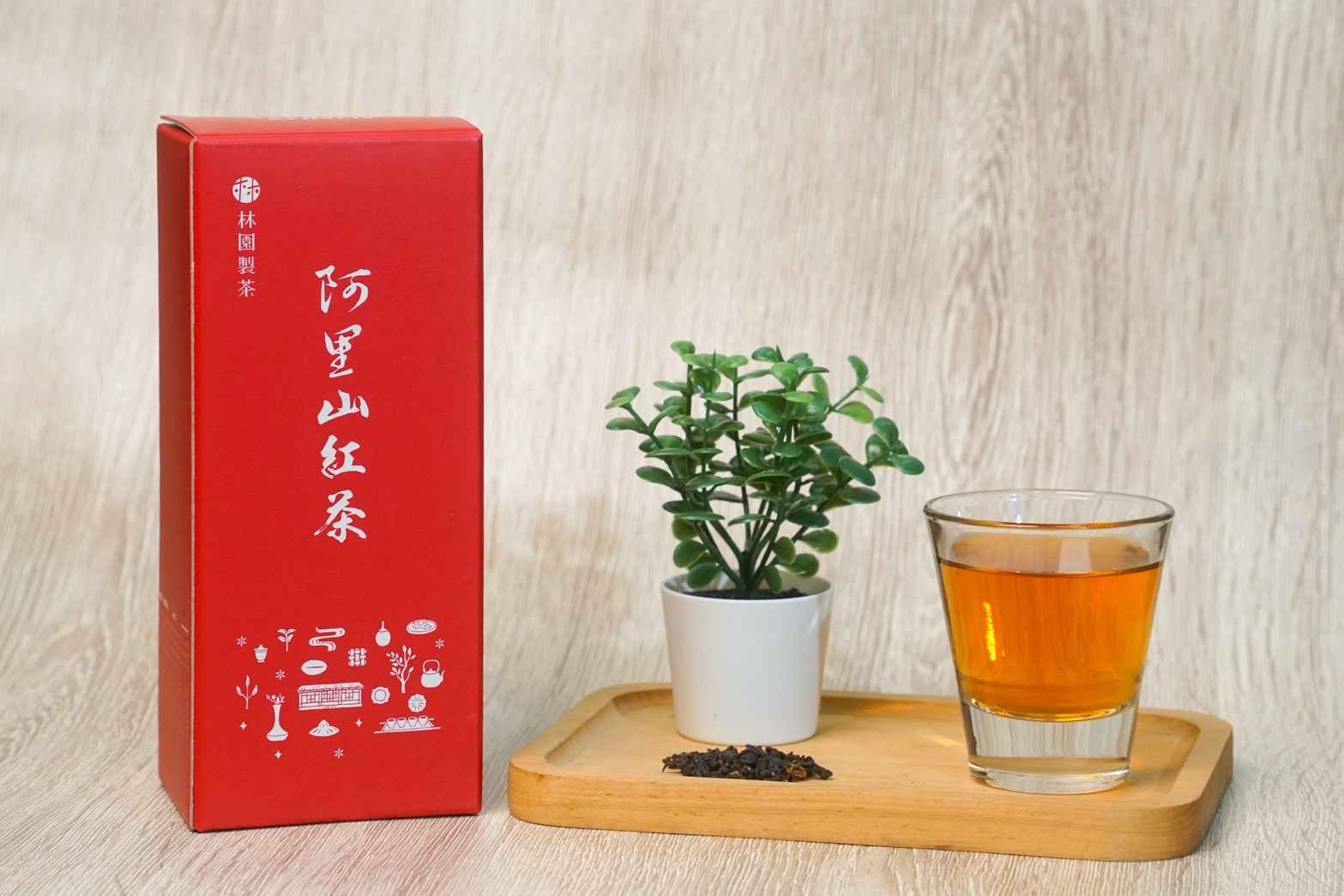 此款小葉種紅茶精選優質金萱鮮嫩茶菁，結合烏龍與紅茶製茶工藝，因此茶湯鮮爽滋味渾厚，茶湯花香感清爽且回甘度高。