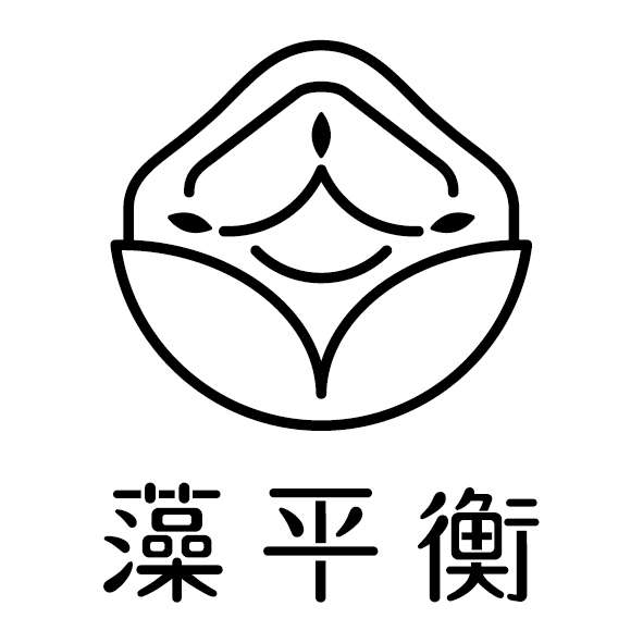 在風和日麗北緯23.5度東石向禾漁場營造以紅樹林生態的友善環境養殖，養殖低碳低電的海菜混養低密度的魚蝦蟹貝螺形成食物鏈，結合貓狗羊鳥等動物來協助管理漁場，不用任何藥，並搭配智慧水質管理系統，搭配在地小農養殖出高營養高膠原蛋白的海菜。