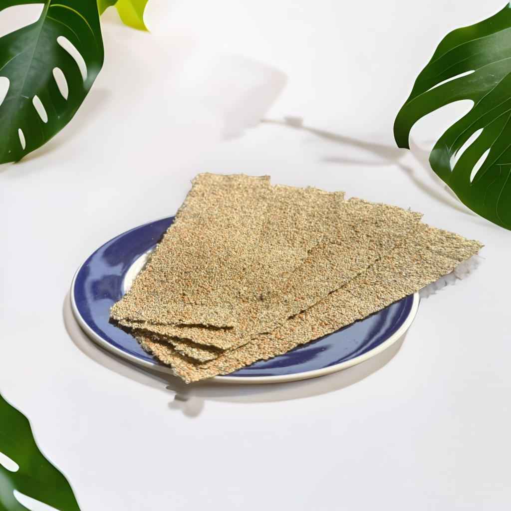 使用由嘉義東石向禾休閒漁場友善養殖的海藻原料，<br />採用降低重金屬（無機砷）含量的處理工法，更獲得中華民國發明專利認可，給您純淨安心的保證。<br />以健康海藻製成海苔厚切低溫烘烤，非油炸、無防腐劑、無色素。<br />厚得剛好、脆得香口，咬下瞬間是自然海味的展現。<br />產品榮獲【濕地標章】與【鹹良好物】等肯定，每一片都是對環境友善與美味品質的堅持。