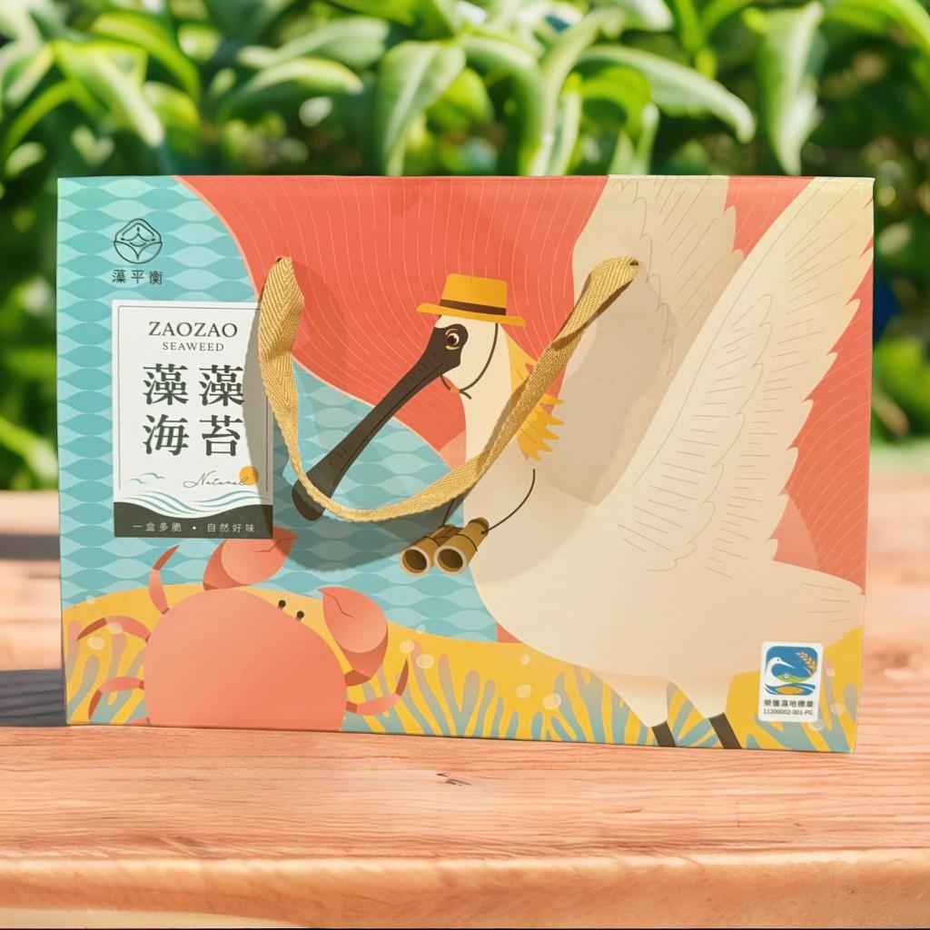 使用由嘉義東石向禾休閒漁場友善養殖的海藻原料，<br />採用降低重金屬（無機砷）含量的處理工法，更獲得中華民國發明專利認可，給您純淨安心的保證。<br />以健康海藻製成海苔厚切低溫烘烤，非油炸、無防腐劑、無色素。<br />厚得剛好、脆得香口，咬下瞬間是自然海味的展現。<br />產品榮獲【濕地標章】與【鹹良好物】等肯定，每一片都是對環境友善與美味品質的堅持。