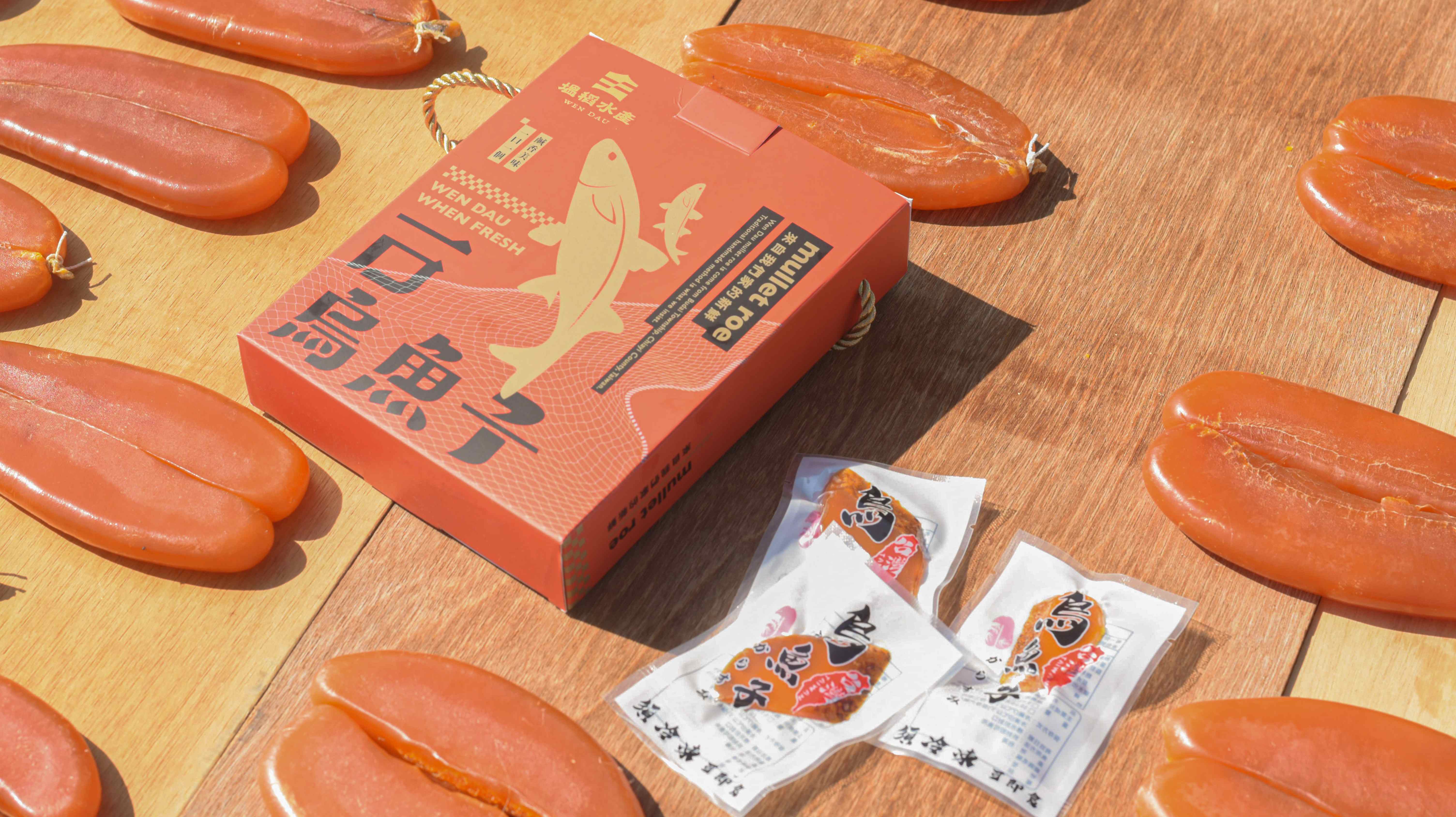 鹹鹹的海風
<br />鹹鹹的烏魚子
<br />
<br />每片都是鑲進嘉義布袋的太陽
<br />通透而金黃
<br />
<br />唯有手作的溫度
<br />才能封存當季的新鮮
<br />
<br />繁複傳統的工序
<br />才能造就出美味塭稻a烏魚子