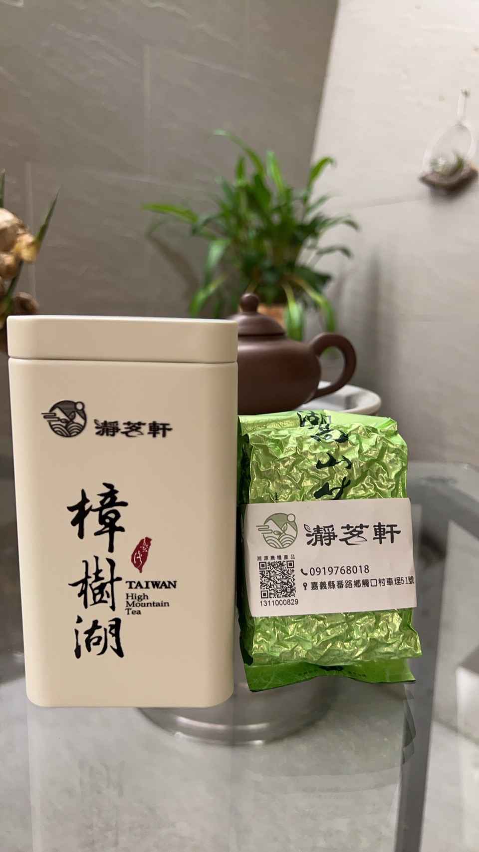 樟樹湖茶區位於1300公尺至1700公尺之高海拔茶區
<br />鄰近奮起湖，茶山終年雲霧環繞，茶葉常年生長在雲霧中，
<br />土壤非常適合茶葉生長，尤其是氣候以及優良的水質，種出來的茶葉柔軟芬芳、品韻極佳。
<br />
<br />【特色】
<br />
<br />茶湯色澤呈現為：金黃色
<br />高山韻味，淡柔花香，回甘、醇厚