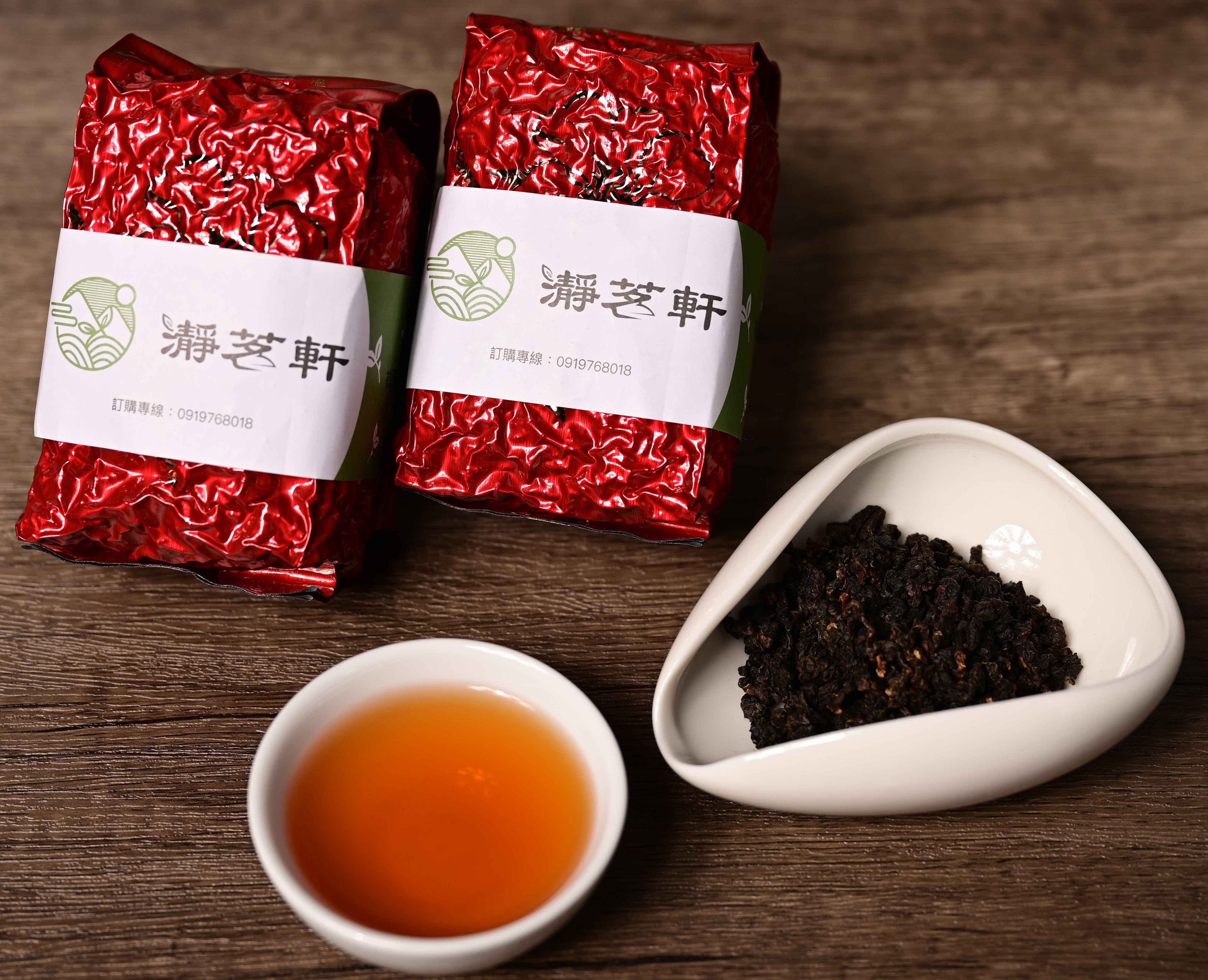 採用阿里山原生青心烏龍茶種,運用紅茶發酵及烘焙技術製作而成的球狀茶葉,擁有紅茶的香烏龍的韻,耐沖泡.茶湯甘甜滑順、越冷越甜.是一檔值得全家大小品飲及贈送親友的優質茶品!