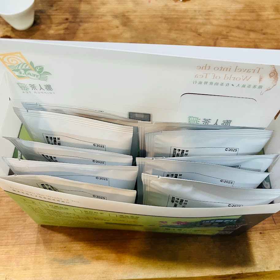 ♯ 關於。茶旅行立體茶包 ♯
<br />
<br />我們的立體茶包選用完整的半球形茶葉、條型紅茶，經過精製及輕烘焙，
<br />在包裝上選用PLA材質充氮處理，延長賞味期限也讓您喝得放心。
<br />新一批的立體茶包採用加大型的三角內袋讓原片茶葉充分釋放，
<br />不需茶具即可方便的享用到優質高山茶的原味。
<br />
<br />【嚴選原片茶葉】、【經過精製烘焙】、【PLA三角內袋】（推薦給：忙碌的上班族及出門在外的背包客）
<br />
<br />品名：貳柒金萱─三角立體茶包
<br />成分：金萱茶葉
<br />淨重：10包入，每包3g
<br />賞味期限：2年
<br />製造日期：標示於盒底（2025年05月20日）