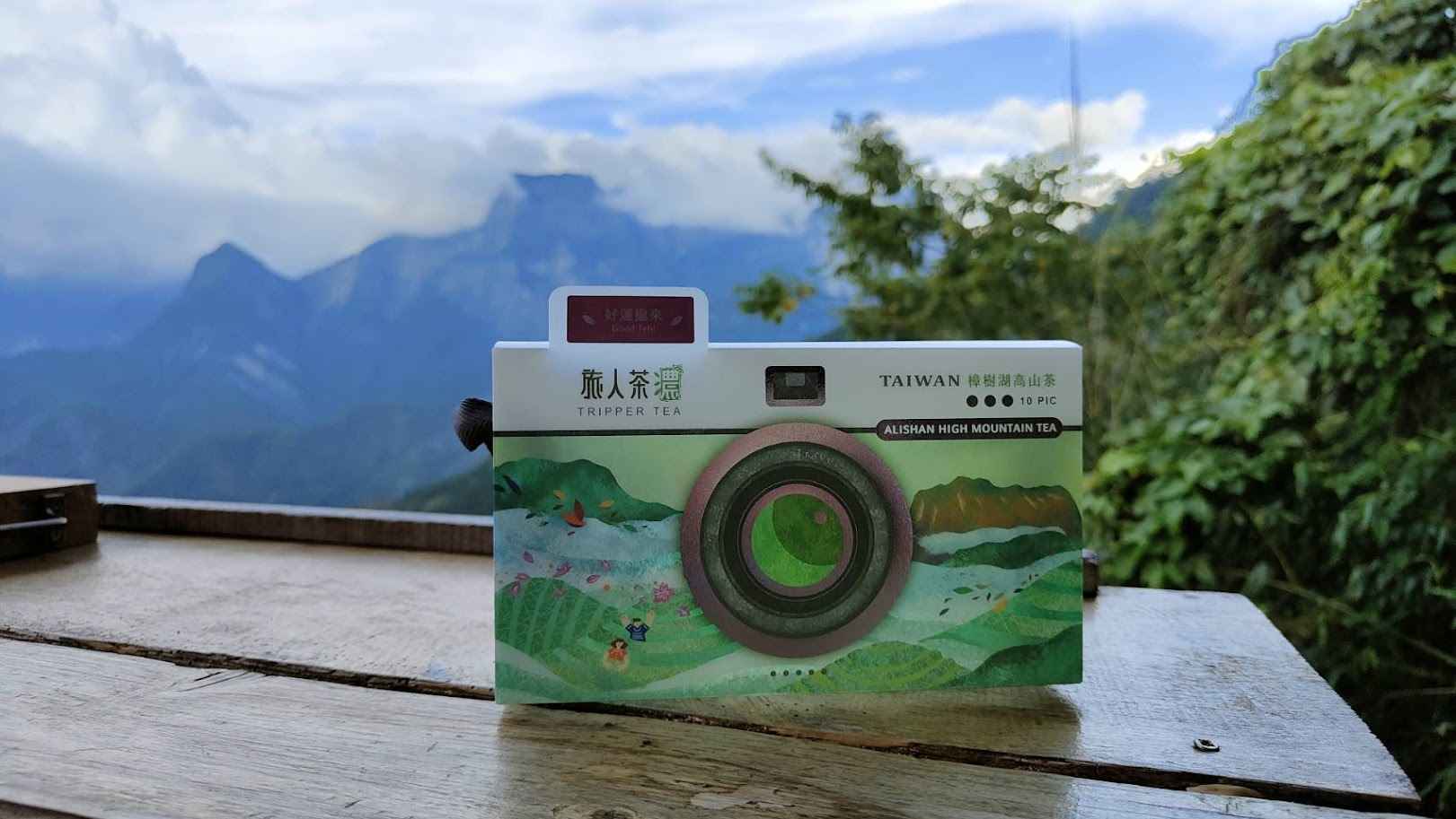 ♯ 關於。茶旅行立體茶包 ♯
<br />
<br />我們的立體茶包選用完整的半球形茶葉、條型紅茶，經過精製及輕烘焙，
<br />在包裝上選用PLA材質充氮處理，延長賞味期限也讓您喝得放心。
<br />新一批的立體茶包採用加大型的三角內袋讓原片茶葉充分釋放，
<br />不需茶具即可方便的享用到優質高山茶的原味。
<br />
<br />【嚴選原片茶葉】、【經過精製烘焙】、【PLA三角內袋】（推薦給：忙碌的上班族及出門在外的背包客）
<br />
<br />＃4
<br />
<br />品名：好運攏來─三角立體茶包
<br />成分：茶葉
<br />淨重：10包入，每包3g（3種口味數量隨機出貨）
<br />賞味期限：2年
<br />製造日期：標示於盒底（2025年05月21日）