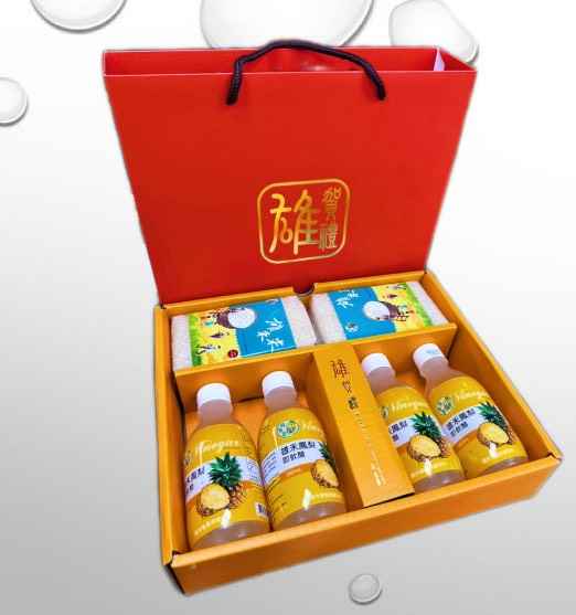 【雄賀禮禮盒】嚴選本會雄禾米及雄禾鳳梨即飲醋產品搭配組合。<br />雄禾米・芋香撲鼻・幸福滿屋  要吃，就吃好米！<br />自推出以來就深受消費者喜愛 ，<br />雄禾米｜台農71號益全香米，煮飯時陣陣芋香撲鼻而來粒粒分明、鬆軟綿密，每一口都是家的味道與幸福滋味 。<br /><br />雄禾鳳梨即飲醋 <br />民雄特產鳳梨具濃郁香氣，風味佳，鮮食、加工均可。鳳梨醋有消腫，散水氣，促進食慾。「雄禾鳳梨即飲醋」方便直接飲用，冰鎮後酸甜順口，是清爽無負擔的時尚飲品。鳳梨清爽酸甜，健康順口。