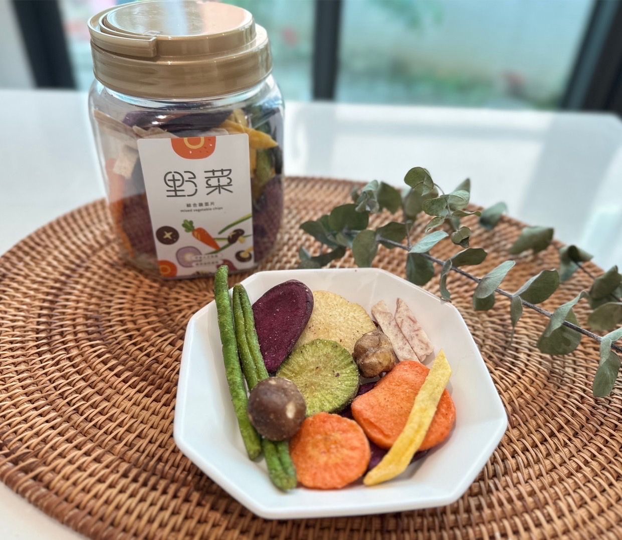生鮮蔬菜製作而成的，蔬菜顏色是天然呈現沒有任何添加物、添加色素，口感香酥脆。