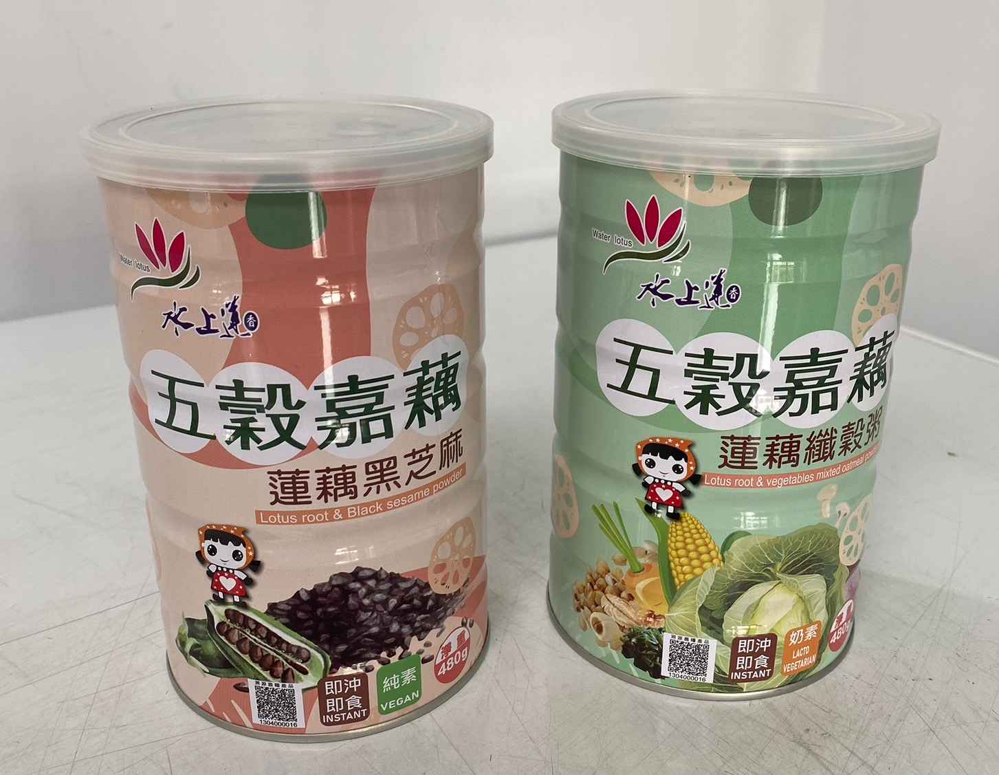 夏季賞蓮、吃蓮藕粉清涼又退火，嘉義縣水上鄉廣植蓮花，被喻為「嘉義縣蓮花的故鄉」，其中蓮藕粉因品質掛保證，是民眾自用或是當伴手禮的火紅商品。
<br />農會所生產的蓮藕粉都是經過檢驗合格，更是自己租地契作，為確保蓮藕粉品質，自產自銷，蓮藕每年1~2月種殖，由農會員工灌溉施肥細心照料，6~7月開花，每年秋季大約8~11月是蓮藕盛產期。每年11月至12月採收及製作，過程全部採用人工作業，手工刨製的蓮藕粉採陽光曝曬後即可包裝。
<br />水上鄉農會為提供高品質的蓮藕粉產品，於113年6月新推出【五穀嘉藕系列《蓮藕黑芝麻及蓮藕纖穀粥》】，本產品精選天然好穀物，保留最原始的單純及美味。
