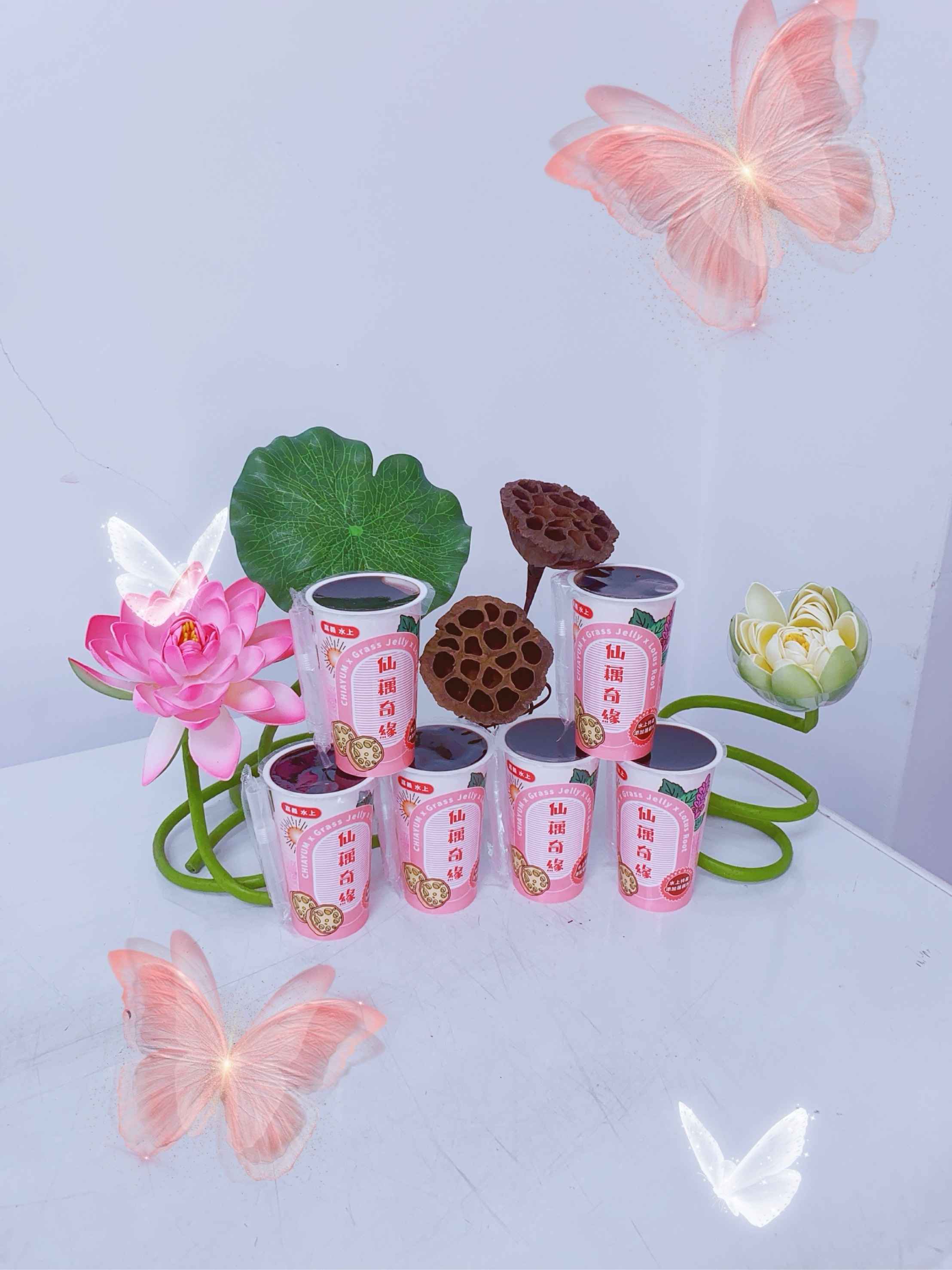 結合水上仙草的草本清涼與水上蓮藕的滋補潤澤，讓養生飲品不再只是傳統的熱飲，而是創新的涼感吸凍形式，滿足現代人隨時隨地輕鬆補充健康的需求。仙藕奇緣更代表兩種食材的巧妙搭配，突破傳統，創造出創新吸凍飲的全新體驗，讓人驚喜不已 ！