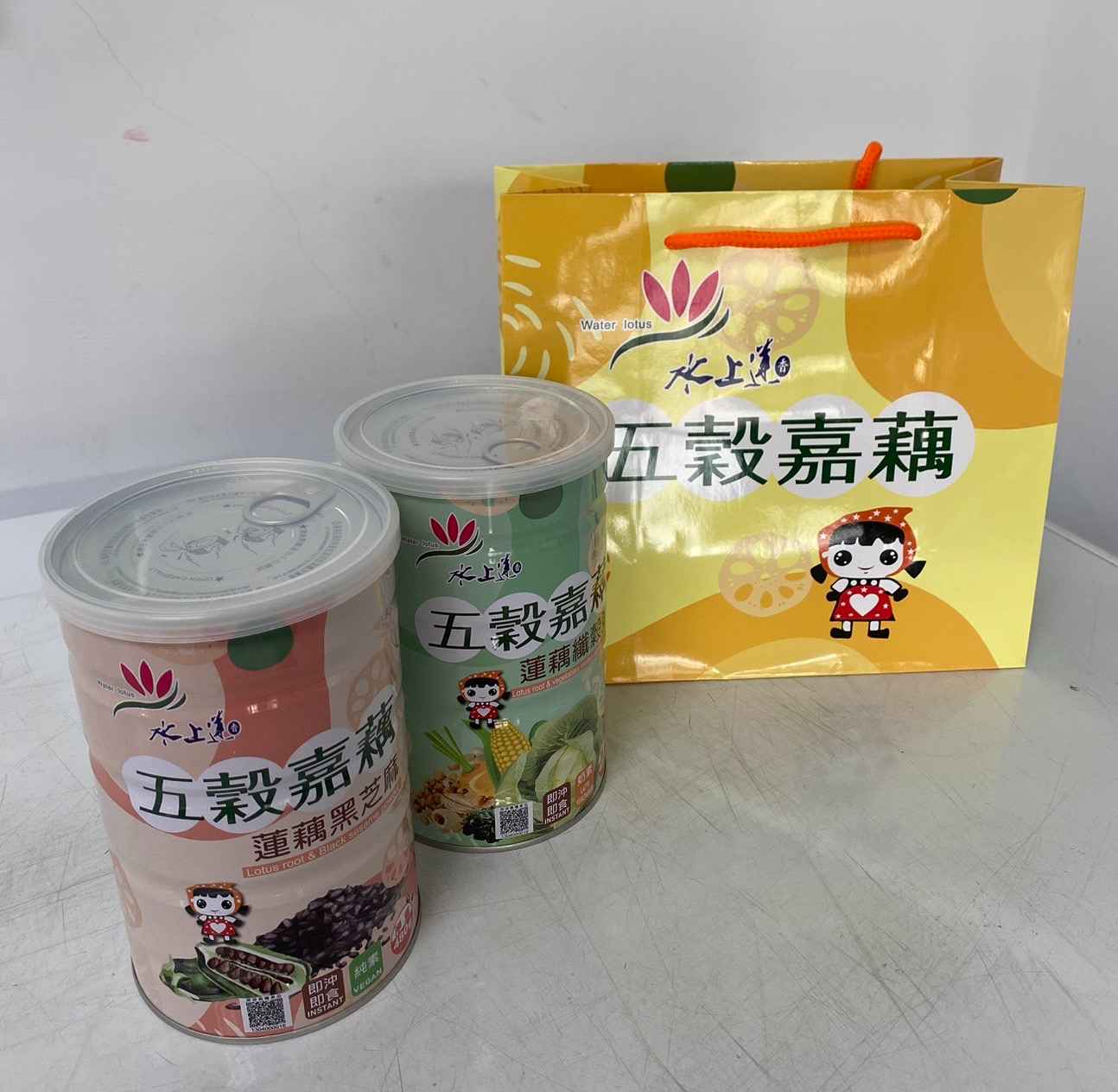 夏季賞蓮、吃蓮藕粉清涼又退火，嘉義縣水上鄉廣植蓮花，被喻為「嘉義縣蓮花的故鄉」，其中蓮藕粉因品質掛保證，是民眾自用或是當伴手禮的火紅商品。
<br />農會所生產的蓮藕粉都是經過檢驗合格，更是自己租地契作，為確保蓮藕粉品質，自產自銷，蓮藕每年1~2月種殖，由農會員工灌溉施肥細心照料，6~7月開花，每年秋季大約8~11月是蓮藕盛產期。每年11月至12月採收及製作，過程全部採用人工作業，手工刨製的蓮藕粉採陽光曝曬後即可包裝。
<br />水上鄉農會為提供高品質的蓮藕粉產品，於113年6月新推出【五穀嘉藕系列《蓮藕黑芝麻及蓮藕纖穀粥》】，本產品精選天然好穀物，保留最原始的單純及美味。