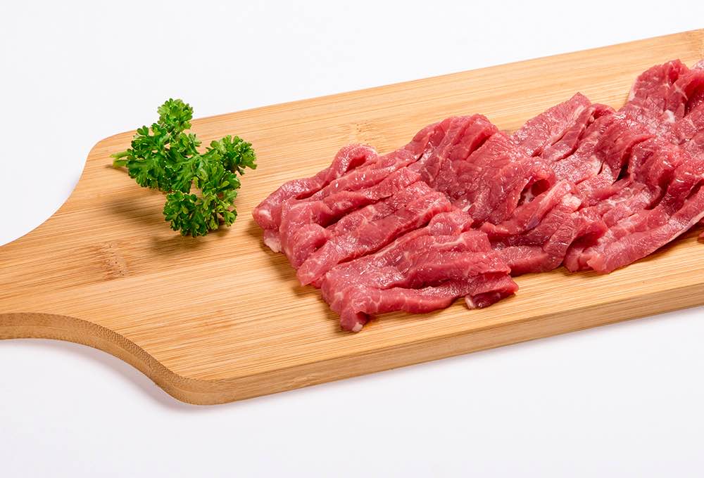 使用牛後腿肉製成。部位肉質緊實有嚼勁，肉色粉紅肉質緊實、油花分布均勻且較少，口感細膩、肉味鮮美。