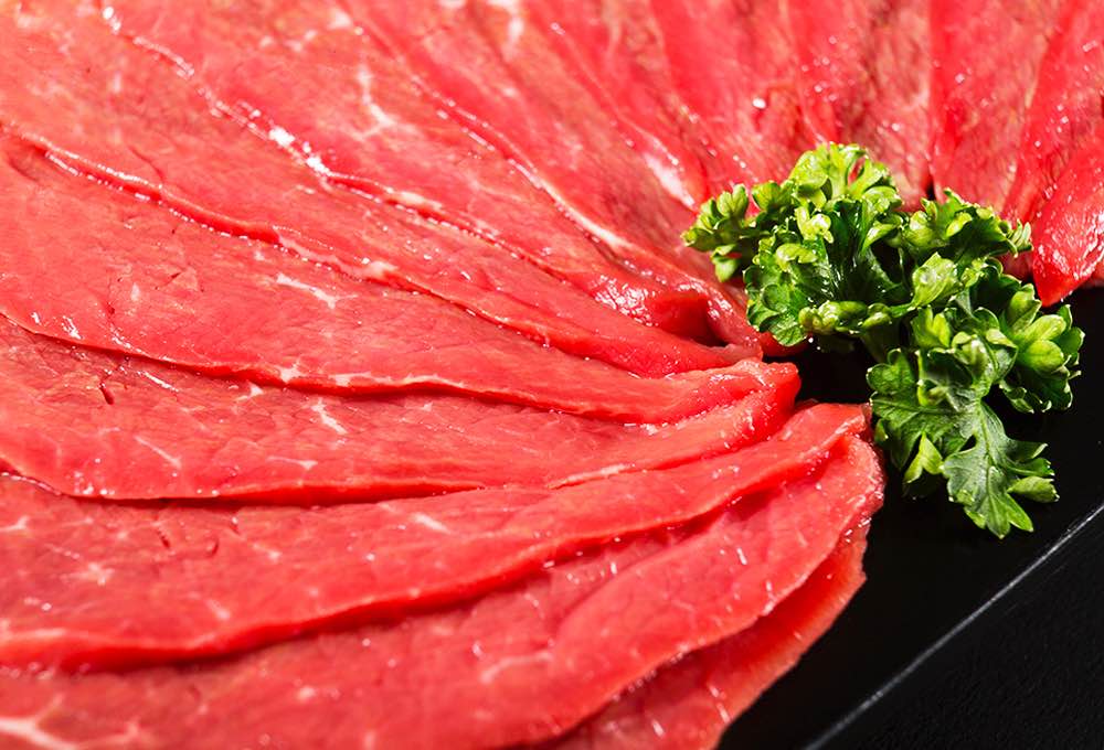 燙肉片部位 : 腿肉。嚴選閹牛後腿，脂肪少、肉香帶咬勁
<br />台灣產銷履歷牛肉，絕無瘦肉精、生長激素、抗生素
<br />自種無毒牧草及作物，混拌成為牛隻的健康飼料
<br />全程低溫處理及分切，新鮮直送到府
