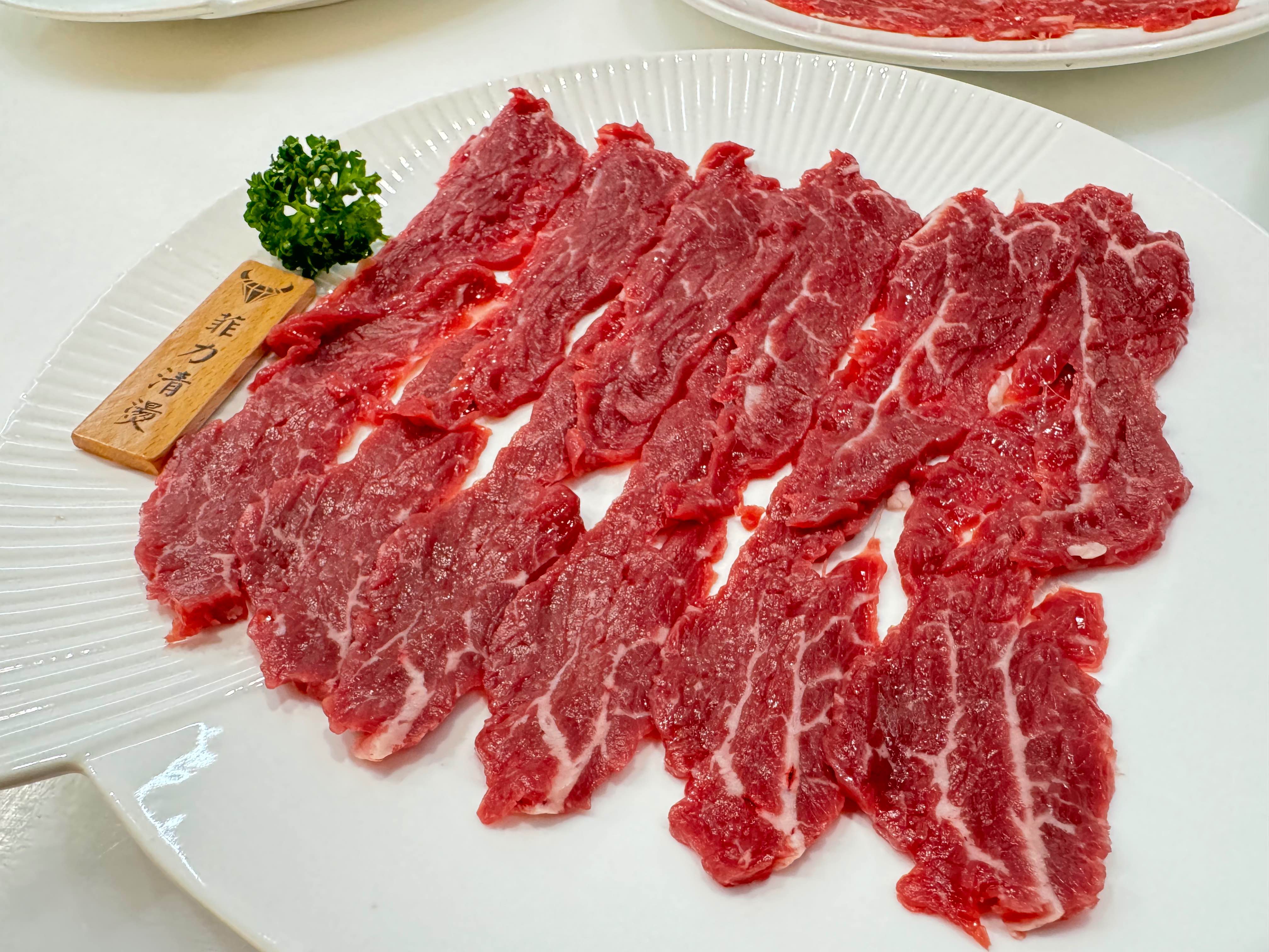牛菲力位於牛的腰內部位，由於運動量最少肉質十分柔軟細嫩，沒有油脂、結締組織，幾乎都是瘦肉。是牛肉中最嫩軟稀少的部位之一，肉片鮮甜可口
<br />台灣產銷履歷牛肉，絕無瘦肉精、生長激素、抗生素
<br />自種無毒牧草及作物，混拌成為牛隻的健康飼料
<br />全程低溫處理及分切，新鮮直送到府