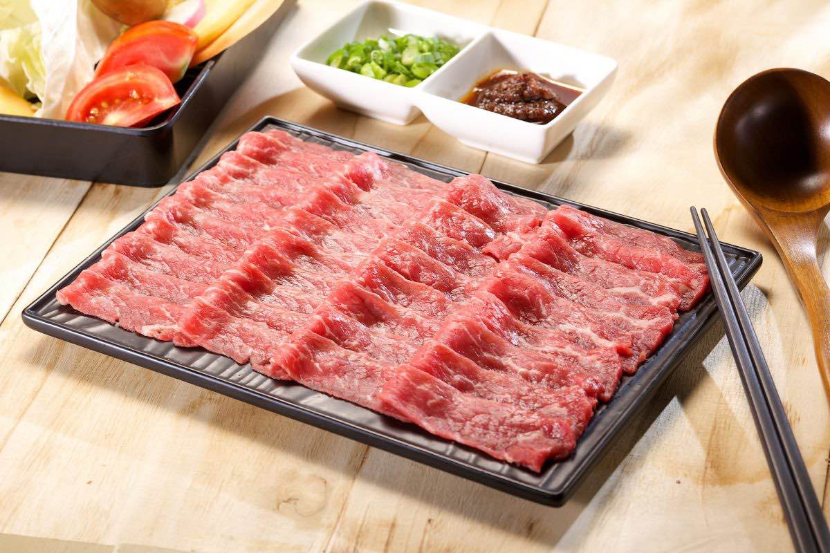 清燙肉片部位 : 嚴選閹牛，油花分布均勻，脂肪少，肉片鮮甜可口
<br />台灣產銷履歷牛肉，絕無瘦肉精、生長激素、抗生素
<br />自種無毒牧草及作物，混拌成為牛隻的健康飼料
<br />全程低溫處理及分切，新鮮直送到府