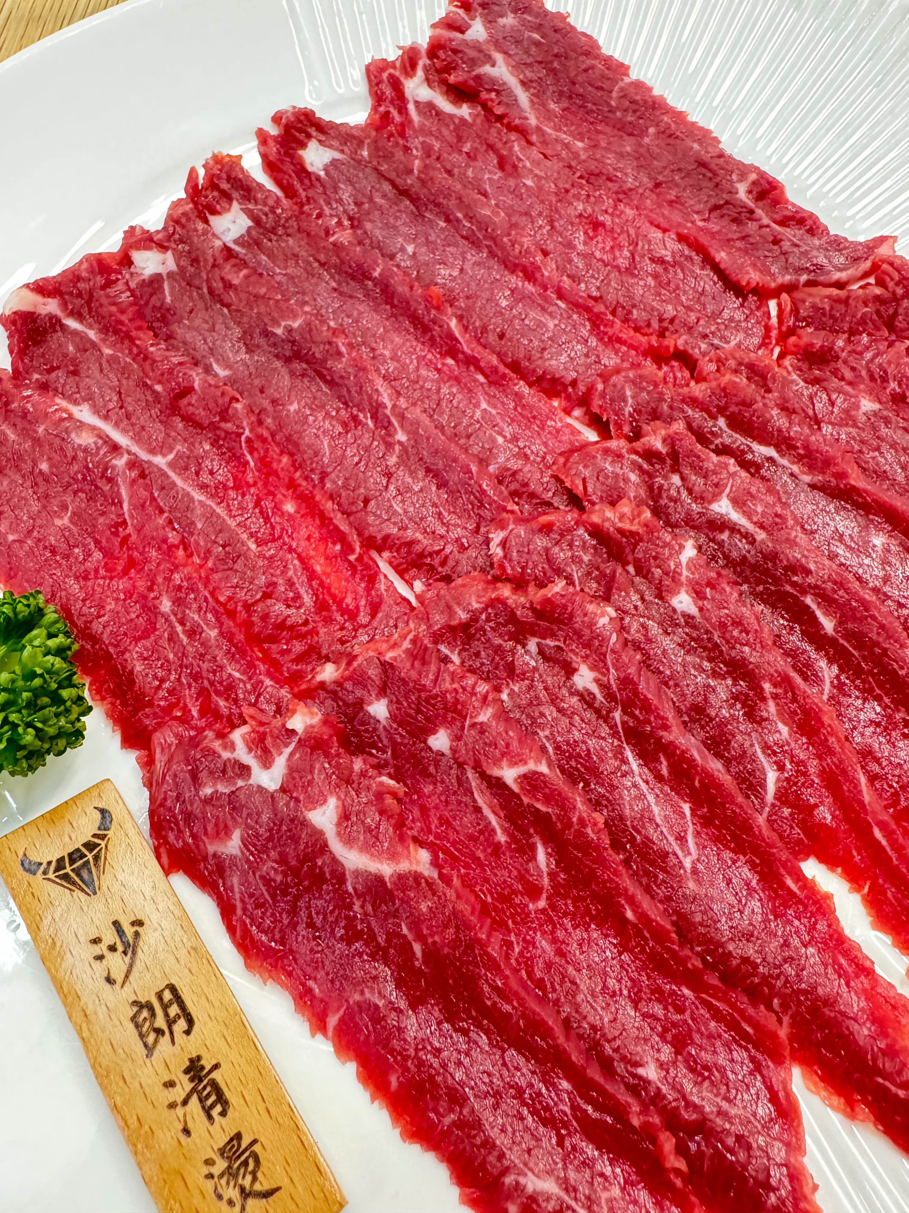 嚴選閹牛，肉質較柔嫩油花分布均勻，肉片鮮甜可口
<br />台灣產銷履歷牛肉，絕無瘦肉精、生長激素、抗生素
<br />自種無毒牧草及作物，混拌成為牛隻的健康飼料
<br />全程低溫處理及分切，新鮮直送到府