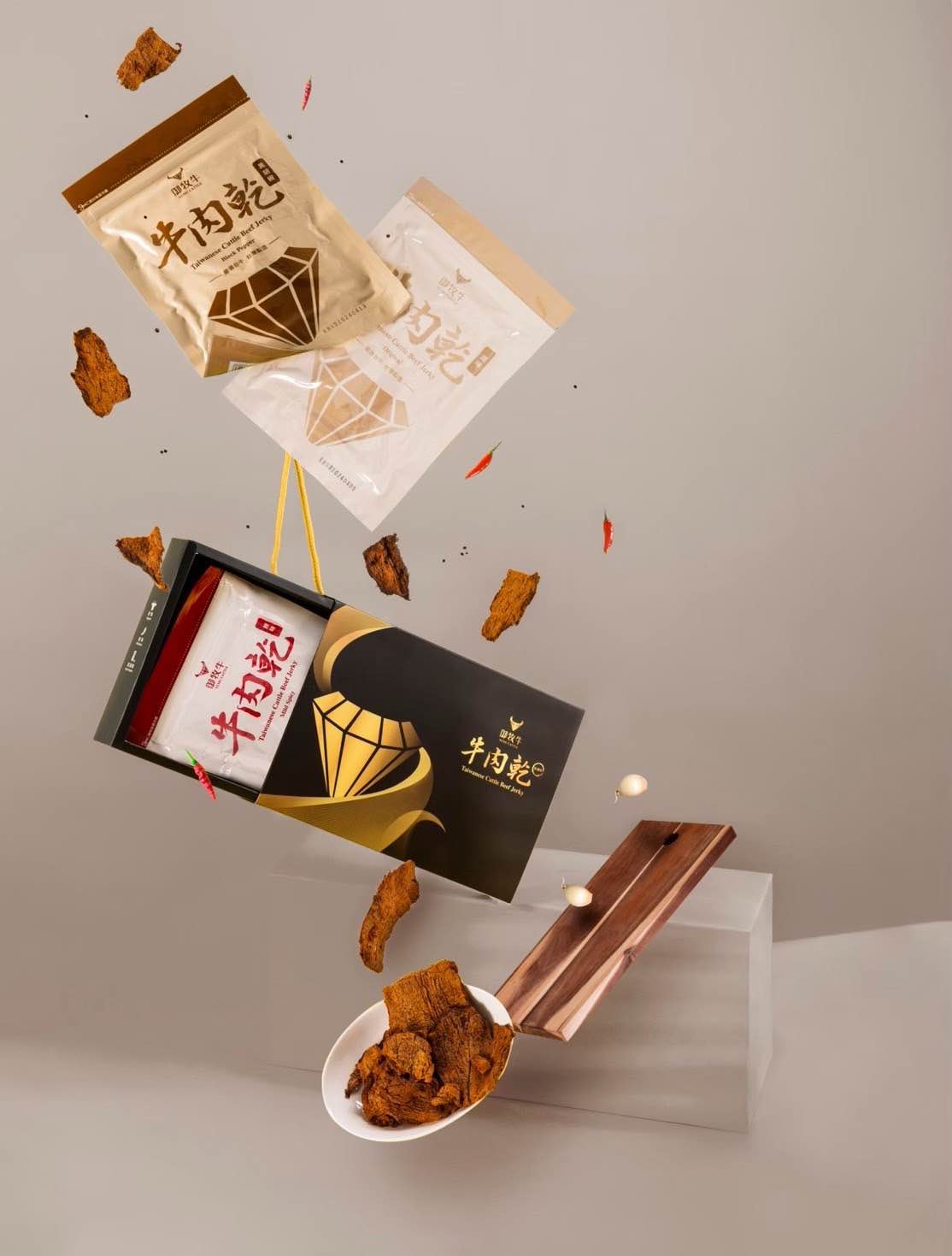 御牧牛牛肉乾所使用之原料肉皆須通過產銷履歷驗證之臺灣牛肉，確保產品品質及排除動物性用藥殘留之風險，希望提供消費者美味之外，更能顯現出安全、衛生的產品價值。
<br />「鈜景御牧牛」是國內業者自有品牌，為讓國人安心享用健康美味之國產牛肉，其原料肉均納入國產牛肉追溯資訊系統，讓消費者能夠透過系統查詢原料相關資訊，顯現國產牛肉新鮮優質的特色，鈜景努力的這一切都是為了能讓國人可以安心食用國產牛肉並與進口牛肉競爭，鈜景的堅持與執著就為讓大眾享受到健康及美味的牛肉並了解食用國產牛的好處，發揮出台灣的在地精神。