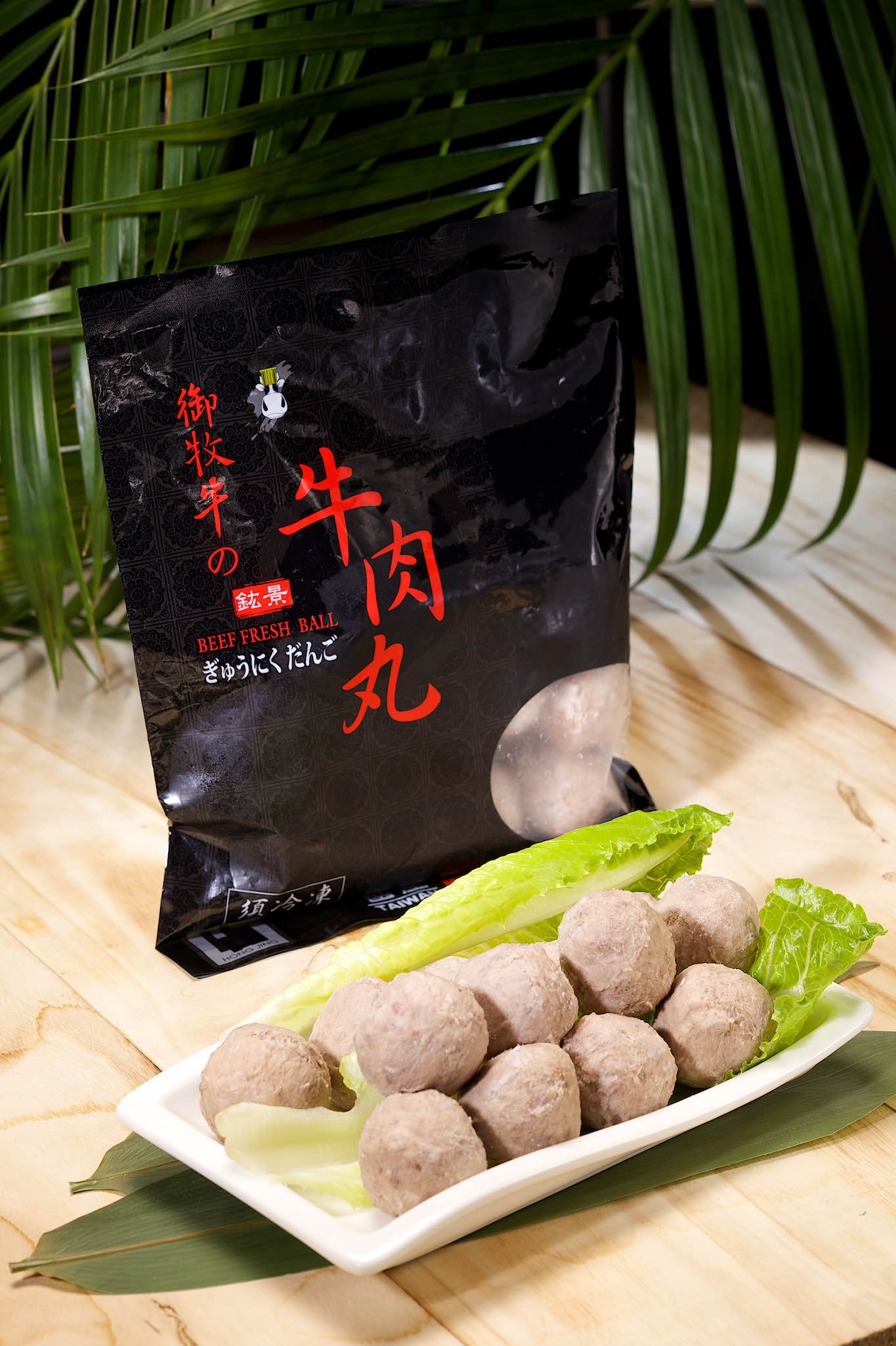 鈜景牛肉丸使用產銷履歷之台灣牛肉，精選油脂含量少的後腿肉部位，加工過程不添加澱粉，口感扎實，Q彈飽滿，並配合HACCP及ISO22000驗證合格廠商品質把關，取得唯一產銷履歷牛肉丸驗證，除了追求食材美味外並兼顧食品安全的重要性。