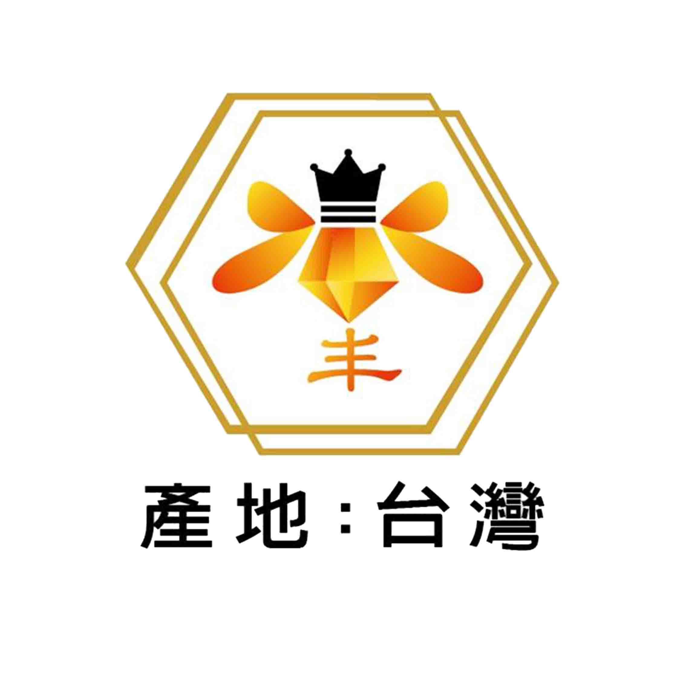 【國峯養蜂場 ─ 三代傳承的甜蜜堅持】<br /><br />在嘉南平原的暖陽下，有個三代傳承的養蜂家族，用時間與自然對話，延續著屬於土地的甜蜜故事。國峯養蜂場從阿公那一代起，就以「順應自然、與蜂共生」為信念，不以化學誘導，不為產量妥協，只求每一滴蜂蜜都純淨如初。<br /><br />早年阿公挑著木蜂箱走村串巷，靠著經驗觀天象、辨花期；到父親接手時，導入有機與自然農法的概念，減少干擾、保護蜜蜂的生態平衡。如今，第三代年輕蜂農延續傳統精神，同時融入現代技術，嚴格檢驗每批蜂蜜，確保「國產純蜂蜜」的真實與安全。<br /><br />我們相信，蜂蜜不只是產品，更是一份與土地共生的情感。每一罐蜂蜜，都來自台灣的山林與花田，蘊含季節的香氣與農人的心意。從龍眼、荔枝到百花蜜，每一滴都是時間的結晶與堅持的象徵。<br /><br />國峯養蜂場秉持「誠信、自然、品質」三大核心，從採收到包裝，全程透明可溯源，堅持不摻糖、不調味，只給顧客最純粹的國產蜂蜜。我們深信，唯有尊重自然，才能收穫最真實的甜。<br /><br />三代傳承的不只是養蜂技術，更是一份良心與責任。這份來自土地的甜蜜，我們願與每一位消費者分享，讓自然的純粹在舌尖綻放，也在心中留下永恆的香甜。