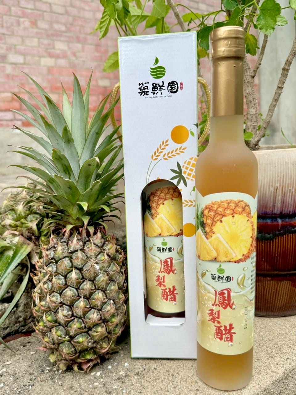 嘉義縣大林鎮的鳳梨非常好吃!築鮮園鳳梨醋採用在地鳳梨,酸酸甜甜是夏日好滋味!食用方法:倒入約五倍白開水稀釋飲用,稀釋程度依照個人喜好調整。