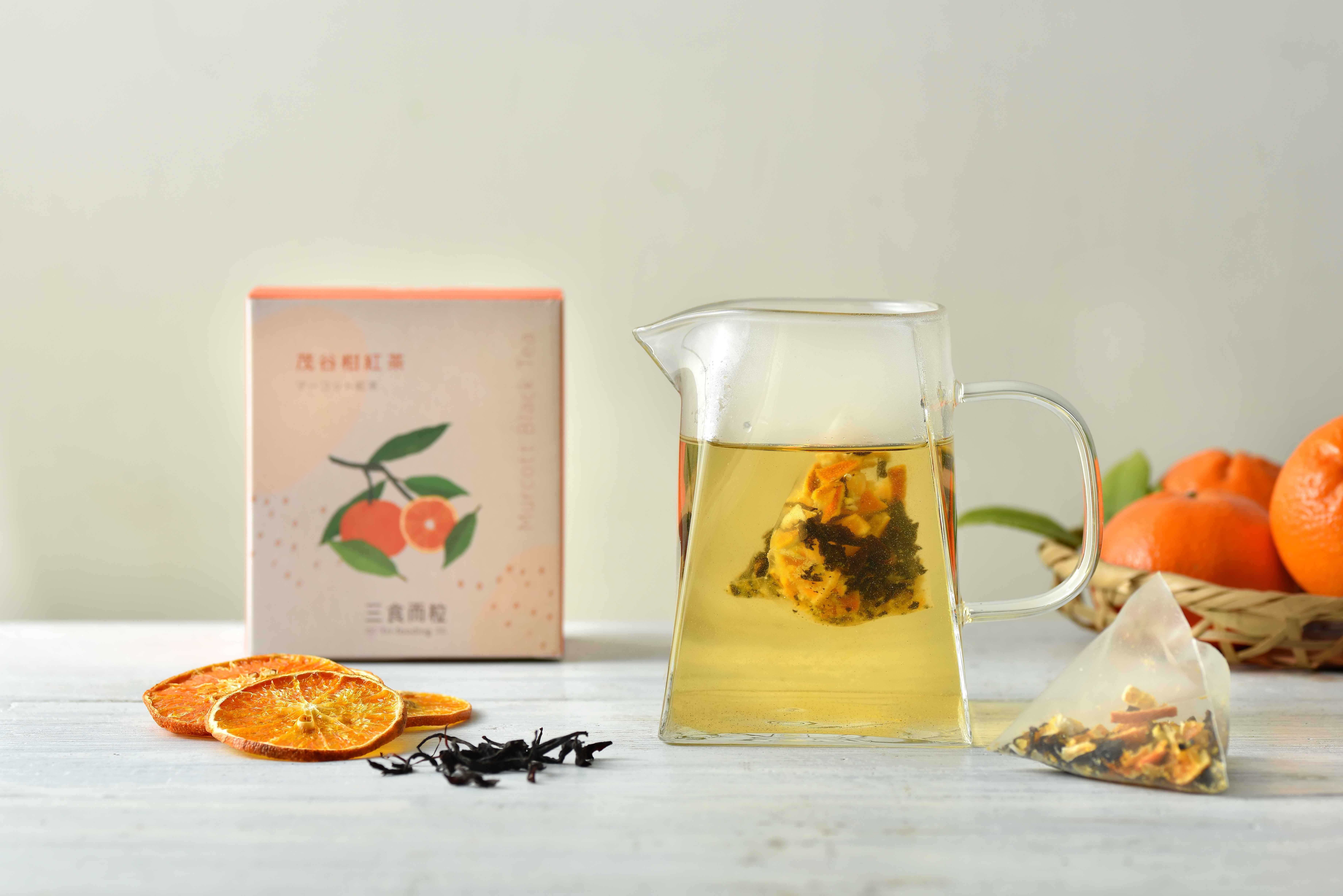 低溫烘焙乾燥的茂谷柑果乾，搭配享譽國際精選優質紅茶；
<br />柑橘香氣以及紅茶的甘甜柔潤，邀您一起品味在地果茶香。
<br />三角立體茶包，即沖即飲超方便。