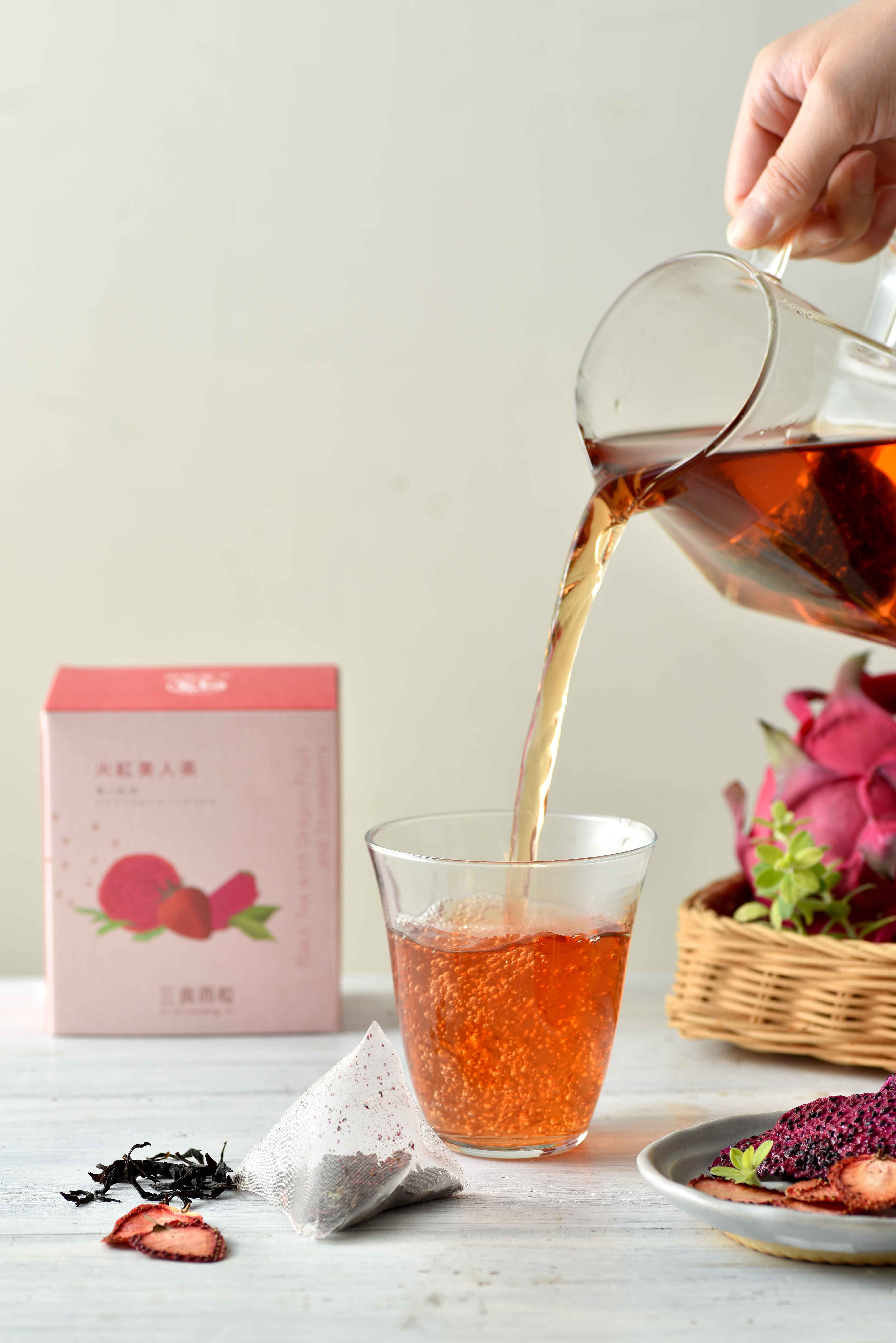 低溫烘焙乾燥的草莓、紅龍果，獨特果乾香氣與色澤，
<br />搭配國內茶農種植享譽國際精選優質紅茶；邀您一起品味在地果茶香。