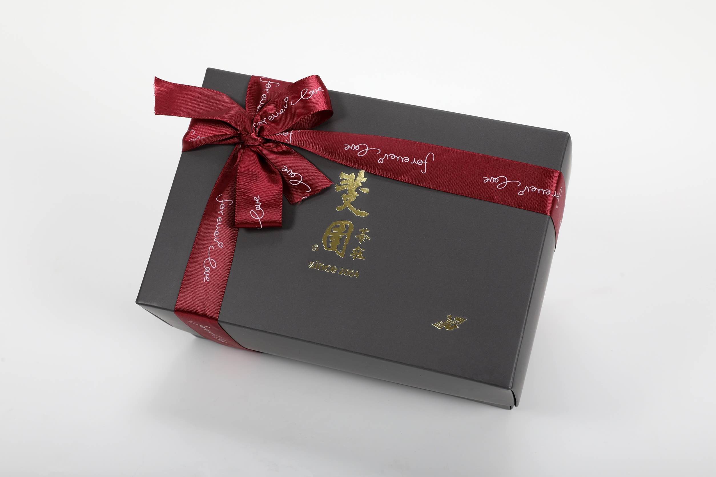 阿里山高海拔茶區製成的烏龍茶與紅茶<br />原始林保護區、人煙稀少、沒有污染。<br />茶量稀少珍貴、葉片肥厚、茶湯甘醇、回甘厚實，為阿里山茶葉之頂尖代表。<br />秉持傳統工藝製作，全程手工揉捻；安全友善的田園管理，採收後全面送最高規格藥檢。<br />三角立體茶袋以天然玉米澱粉製成，不含塑化劑，充氮保鮮。<br />以實際行動證明，安心安全，所有產品均附上檢驗報告，讓世界看見台灣、看見阿里山。<br />在北回歸線旁產下之世界聞名阿里山烏龍茶及阿里山紅茶。