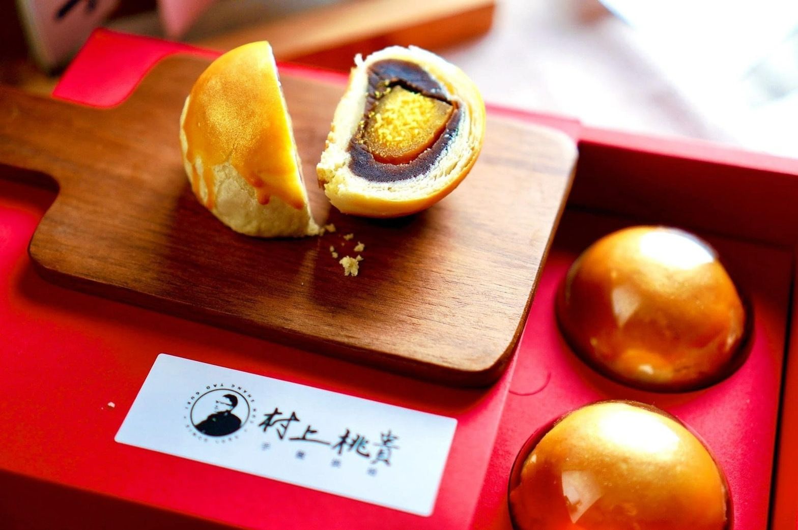 村上桃貴烏金酥結合嘉義布袋在地物產，與創辦人在異鄉打拼十餘年的烘焙經驗，打造返鄉創業代表作。
<br />
<br />以十大神農獎得主邱經堯無毒生態烏魚子，運用米其林主廚指名洲南鹽場霜鹽曬漬，透過原塊烏魚子創新蛋黃酥內餡。
<br />
<br />烏金酥外皮細緻，灑上高貴金粉，內餡融合布袋漁鹽文化，入口香氣濃郁口感綿密，以在地樸實產業襯托出臺灣伴手禮的典雅，體現台灣伴手禮「越在地，越國際」。