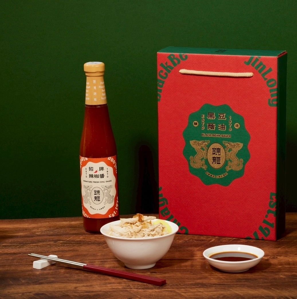 堅持使用新鮮辣椒，添加黑豆醬汁，調製成香辣味甜的錦龍招牌辣椒醬，醇厚濃香的風味，獨特口感，完全提升整個辣椒醬的層次享受，美食就是少不了這一味。<br />※本產品不含人工色素與香精※