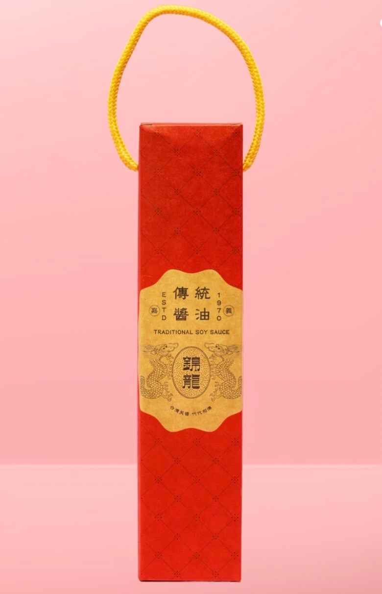 使用100%黑豆，經過古法四個月日曬月潤，抽取黑豆壺底原汁調製而成，如此甘醇味香且口味獨特，正是經典黑豆蔭油的特色，是料理的調味最佳良伴。※本產品不含防腐劑和人工色素※