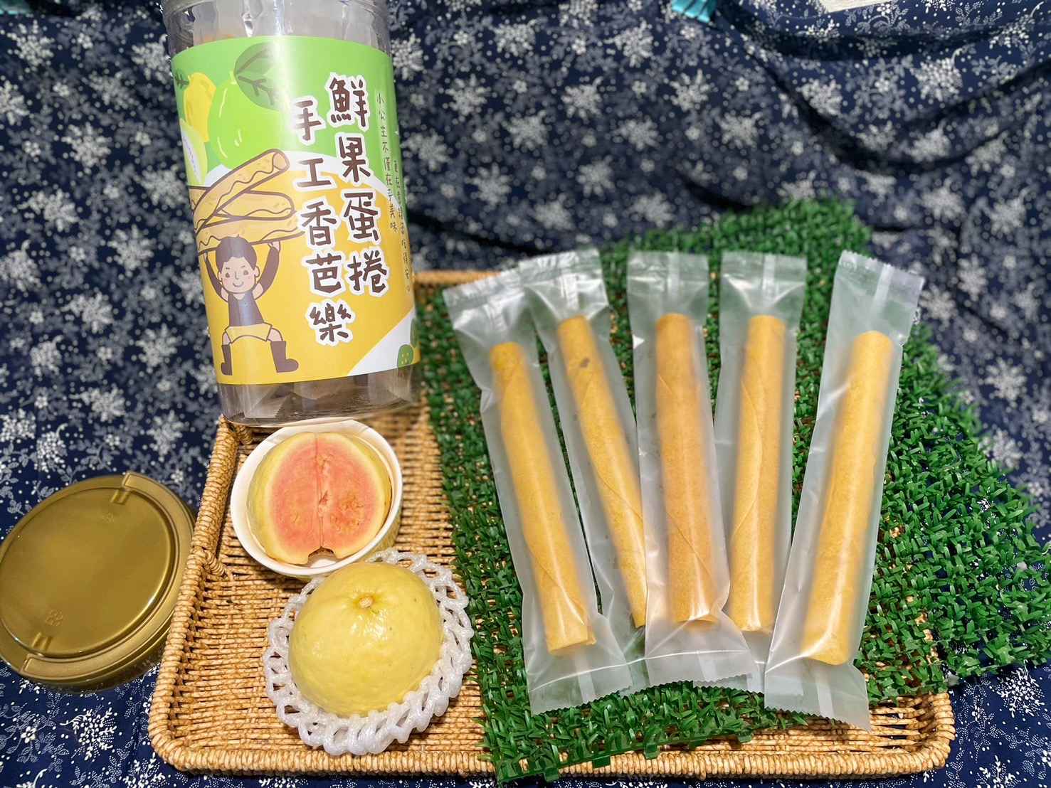 良農食品的23.5°鮮果蛋捲，嚴選位於北緯23.5度的優質水果，如紅心軟芭樂和夏季芒果，採用我們獨家的技術，將新鮮水果打成泥，結合單純的麵粉、雞蛋與糖，製作出脆香可口且完全不含香精與色素的鮮果蛋捲。每一口蛋捲，都能品嚐到來自水果的自然香甜與嘉義縣小農的辛勤成果，讓消費者不僅能享受美味，同時也能支持在地農業。