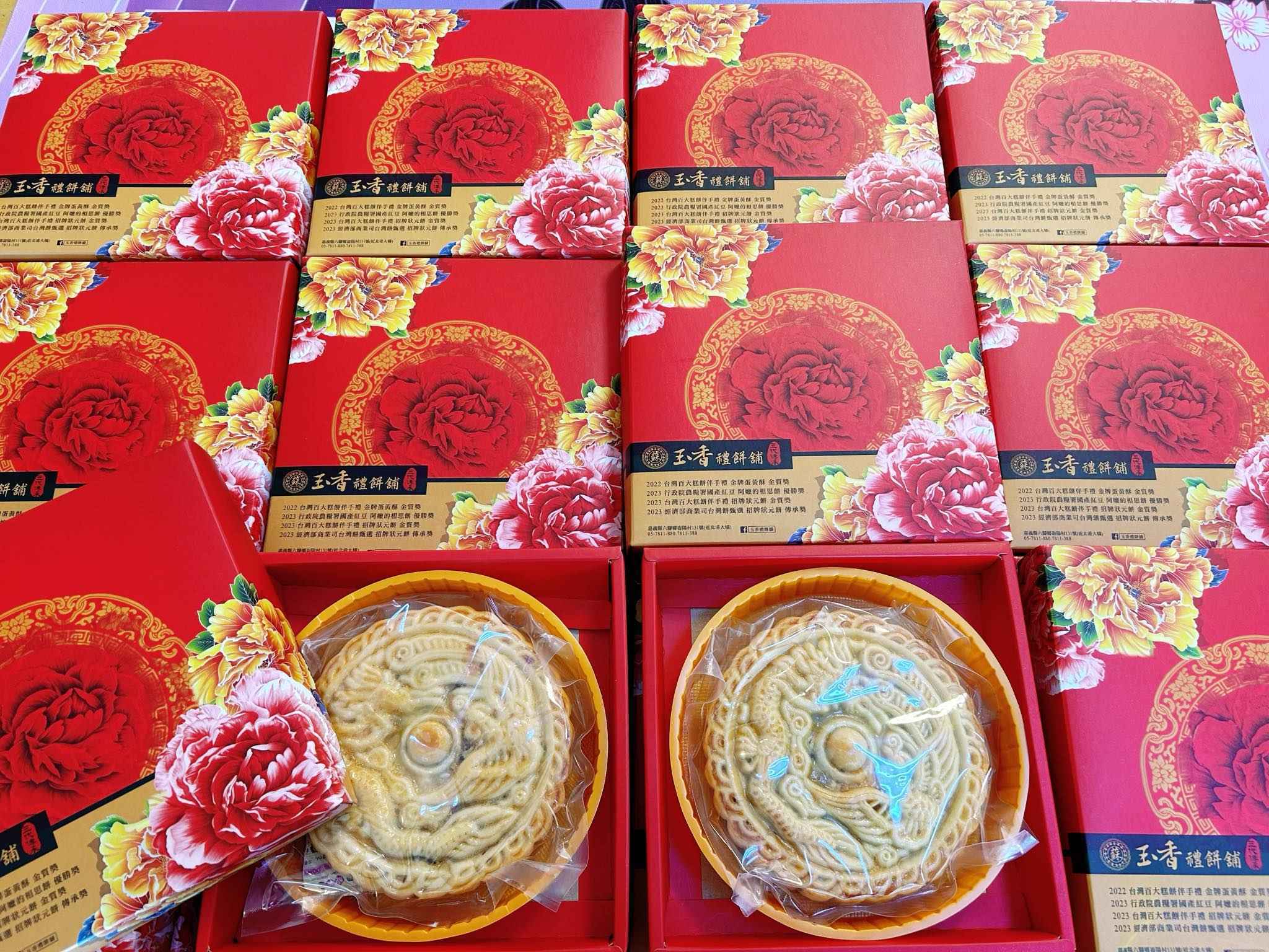招牌狀元餅的由來是爺爺傳承下來的手藝更是結婚喜宴上常出現的結婚喜餅，餅模上的龍鳳象徵的龍鳳相配、吉祥如意 以古老的大灶魯肉方式將魯肉以及油蔥酥、紅土鴨蛋等結合著純正的綠豆沙包進豬油香氣的麥芽皮 每一口都是滿滿的真材實後勁的口齒留香更是能滿足顧客的味蕾