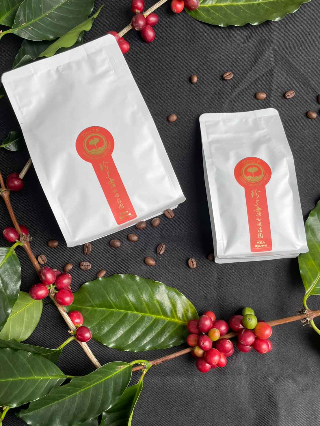 嘉義縣優質咖啡莊園評鑑 榮獲 🌟🌟5星🌟咖啡莊園🌟🌟<br />處理法分為三種，可依個人喜愛選擇風味<br />【水洗】風味乾淨、酸值明亮、水果風味<br />【日曬】莊園明星熱銷風味！！！口感厚實、風味較有層次、發酵味明顯（葡萄酒香）、酸值低果香味較強<br />【蜜處理】果膠的香甜和水果調性、尾韻甜感較佳<br />🏆三種處理法在每年賽事中皆獲佳績，值得您品嚐看看🏆