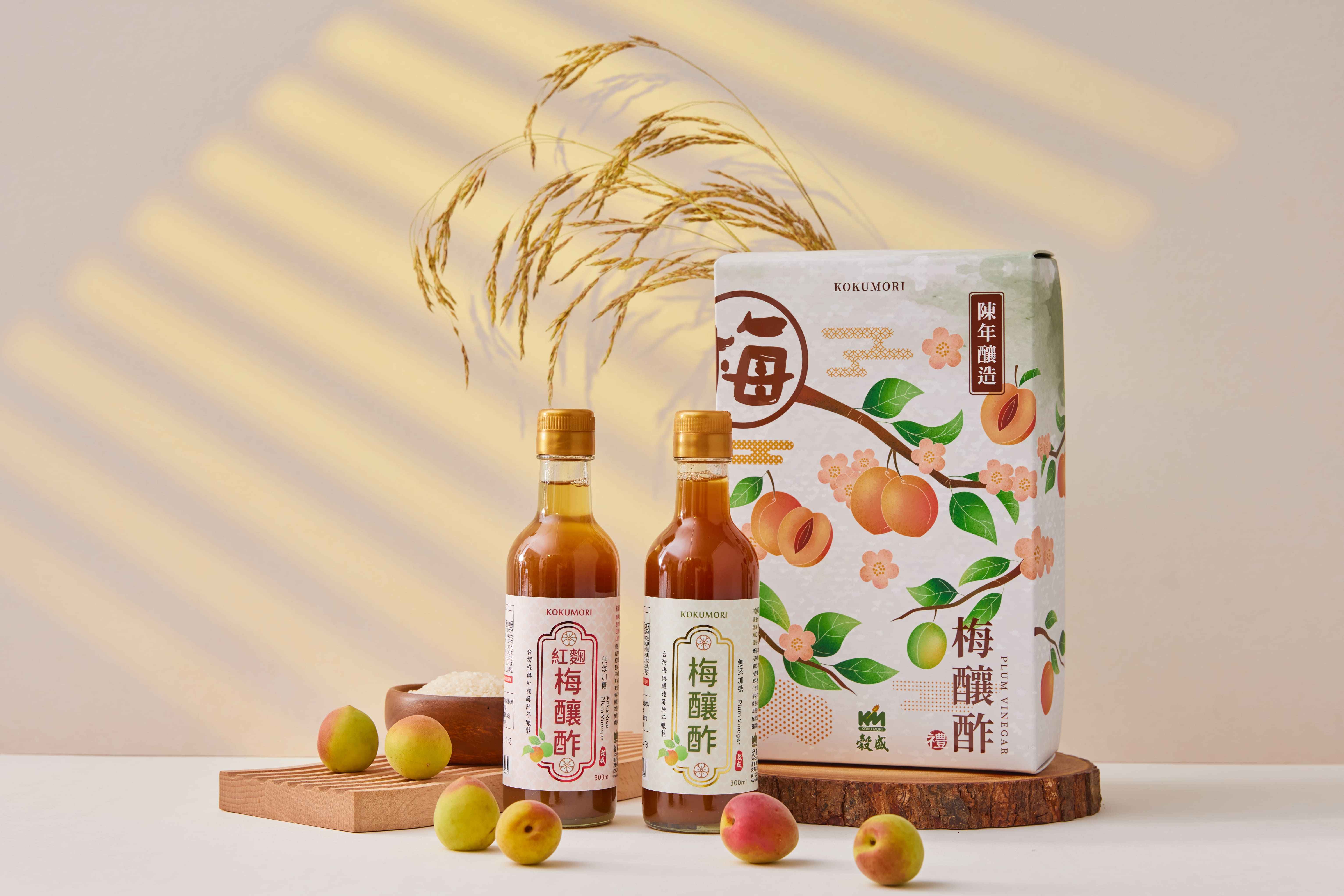 成分單純，無添加人工食品添加物、無添加糖。
<br />利用糯米醋及紅麴醋的天然防腐及定色作用，使台灣胭脂梅的風味及色澤更為濃郁香醇。透過農民之手一顆一顆採下，加入本公司之糯米醋及紅麴醋，經過1年以上的熟成釀造而成。
<br />使用台灣在地食材的胭脂梅，縮短食材的取得距離，地產地銷，以減少碳足跡。
<br />並透過發酵熟成的釀造工法，延長梅子的食用期限，減少食材的浪費，同時也增加消費者購買及儲存的方便性。
<br />【梅釀酢】
<br />清爽解膩、梅香濃郁，臺灣青梅與釀造醋陳年浸製一口就愛上的酸甜口感
<br />【紅麴梅釀酢】
<br />溫潤甘甜、清新順口，梅釀酢再添加 紅麴，調出長輩更喜歡的養生飲品