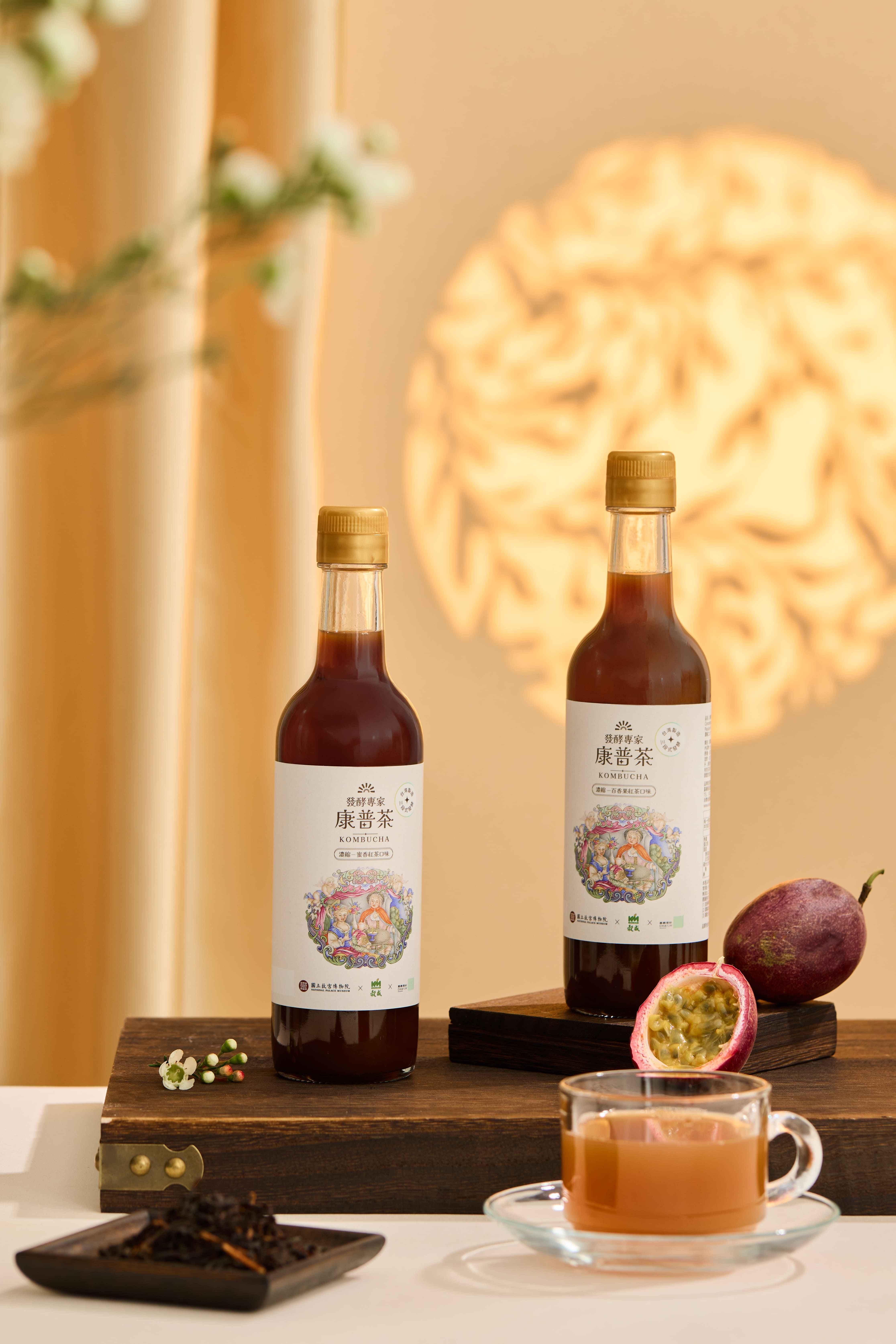 故宮 X 嘉義優鮮 X 穀盛<br /><br /> <br /><br />✅獨家故宮聯名設計款<br />✅天然發酵康普茶，堅持純釀造<br />✅康普茶 酸甜爽口滋味、富含益生菌、好處多多<br />✅ 5倍濃縮 (可自行調整)<br />✅ 不含香料和添加物,無酒精<br /><br /> <br /><br />本商品創意來自於國立故宮博物院院藏品「清 乾隆 銅胎畫琺瑯橢圓盒」<br />藉由結合歷史工藝與現代創意，讓典雅之美融入日常生活