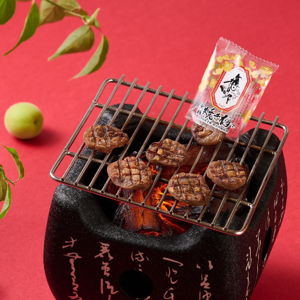 梅子在經500度瞬間高溫加熱過程中，檸檬酸與青梅裡的糖分(葡萄糖)，因高熱結合，產生一種新成份「Mumefural 譯音:姆美芙拉爾」能促進新陳代謝、幫助維持消化道機能、調整體質。
<br />仔細品嘗烤過的梅子散發出獨特香氣，梅子最原始的香味會慢慢從梅肉中散出，無糖無籽，吃得更安心無負擔。